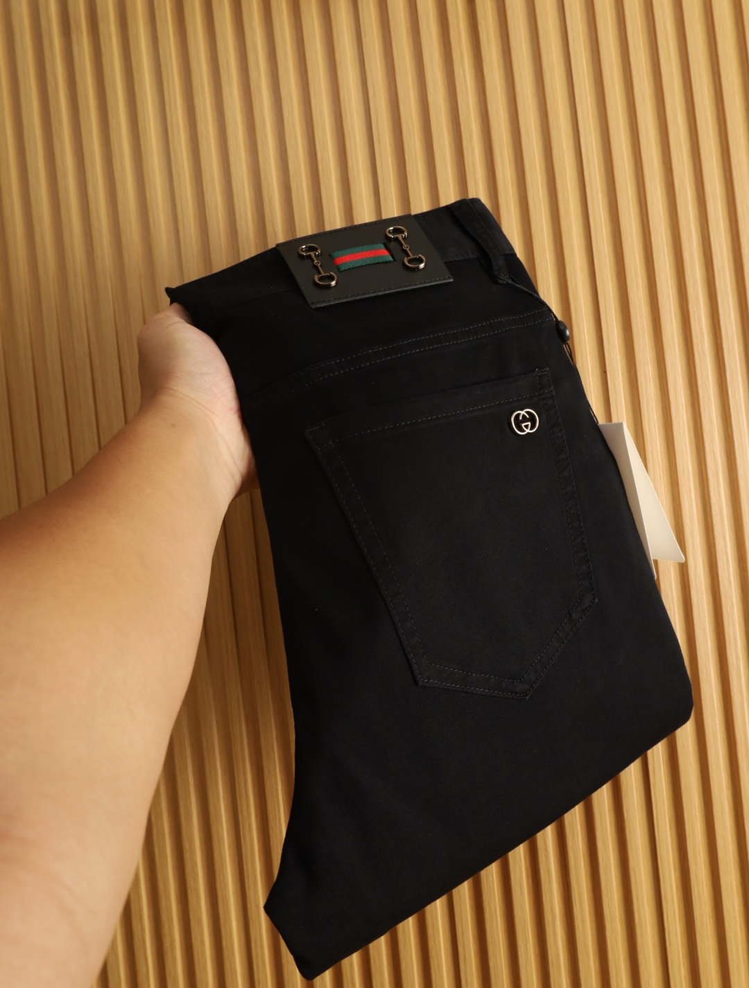 NO:474632,Gucci 2025 spring and summer men's original single casual jeans, heavy recommendation!  Quality 'Niu Beer' This model uses original exclusive fabric!  The craftsmanship is top-notch, and the design of Eagle Head logo hardware decoration!  The three-dimensional sense is extremely stunning and stunning. The pattern is presented by the iconic brand pattern. It has a very distinctive and high-end and fashionable look, which strongly demonstrates the identity!  In addition, it has a lot of cotton feel, both comfort and breathability, extremely delicate touch, and excellent skin-friendly!  The details are perfect, with all kinds of exquisite and exquisite, with a strong sense of styling, full of upper body styles, and belongs to the unique type on the market!  Size 29-38, gucci, jeans, alexander wang19860909古驰 2025春夏男士原单休闲牛仔裤,重磅推荐！品质“牛啤” 此款所运用原版专属面料！还是工艺都堪称顶尖,设计鹰头logo五金修饰！立体感极强,视觉极其惊艳震撼,图案由标志性的品牌图案呈现,辨识度非常鲜明且高级时髦,有力彰显身份！此外棉感十足,舒适性与透气性兼备,触感极为细腻,亲肤性绝佳！细节完美如斯,各种精湛考究 造型感极强,上身型款十足,属于市面独一无二的类型！尺码29-38,,gucci,jeans,alexander wang,Men's clothing