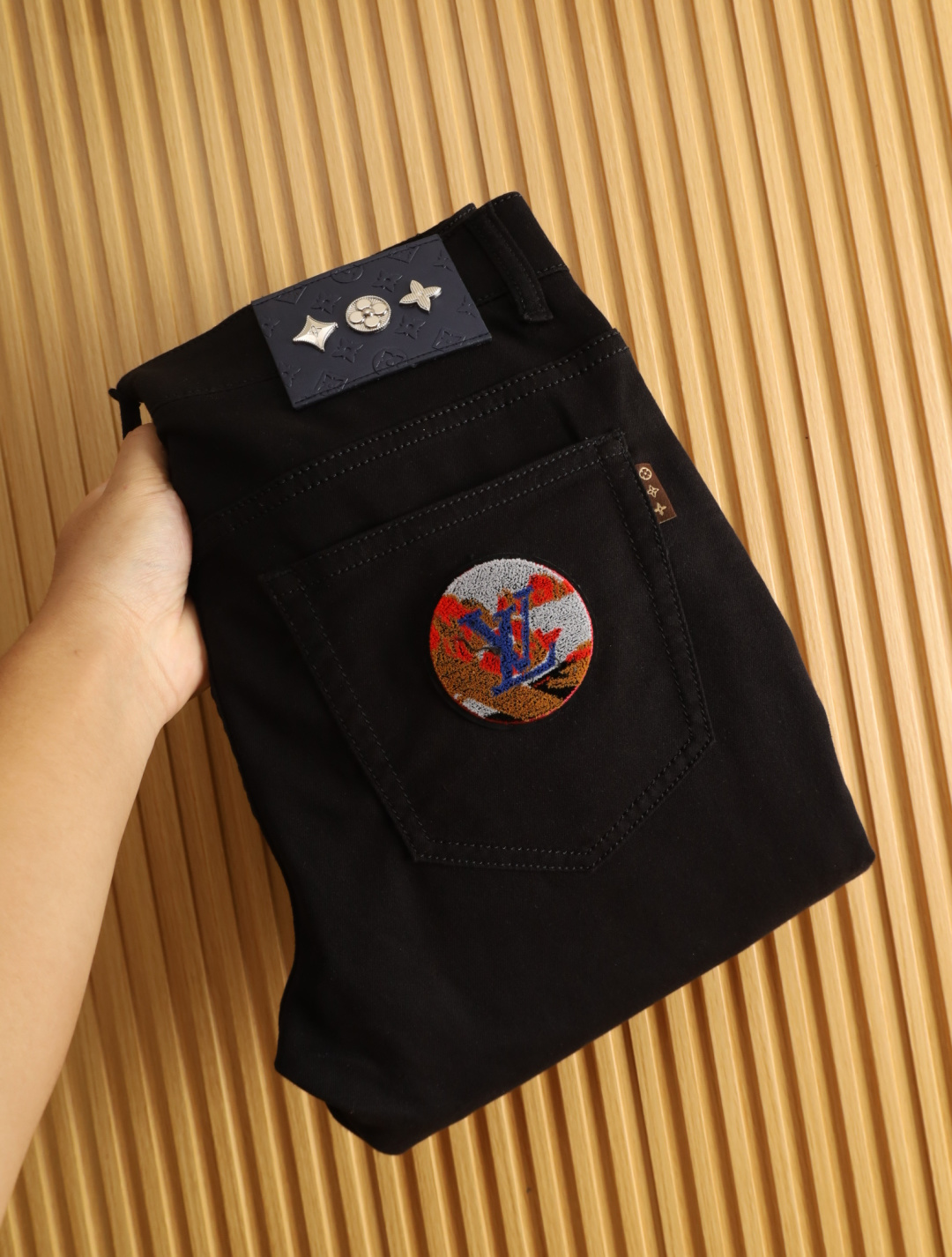 NO:474595,LV 2025 spring and summer men's original single casual jeans, heavy recommendation!  Quality 'Niu Beer' This model uses original exclusive fabric!  The craftsmanship is top-notch, and the design of Eagle Head logo hardware decoration!  The three-dimensional sense is extremely stunning and stunning. The pattern is presented by the iconic brand pattern. It has a very distinctive and high-end and fashionable look, which strongly demonstrates the identity!  In addition, it has a lot of cotton feel, both comfort and breathability, extremely delicate touch, and excellent skin-friendly!  The details are perfect, with all kinds of exquisite and exquisite, with a strong sense of styling, full of upper body styles, and belongs to the unique type on the market!  Size 29-38, louis vuitton,jeans,alexander wang19860909LV 2025春夏男士原单休闲牛仔裤,重磅推荐！品质“牛啤” 此款所运用原版专属面料！还是工艺都堪称顶尖,设计鹰头logo五金修饰！立体感极强,视觉极其惊艳震撼,图案由标志性的品牌图案呈现,辨识度非常鲜明且高级时髦,有力彰显身份！此外棉感十足,舒适性与透气性兼备,触感极为细腻,亲肤性绝佳！细节完美如斯,各种精湛考究 造型感极强,上身型款十足,属于市面独一无二的类型！尺码29-38,,louis vuitton,jeans,alexander wang,Men's clothing