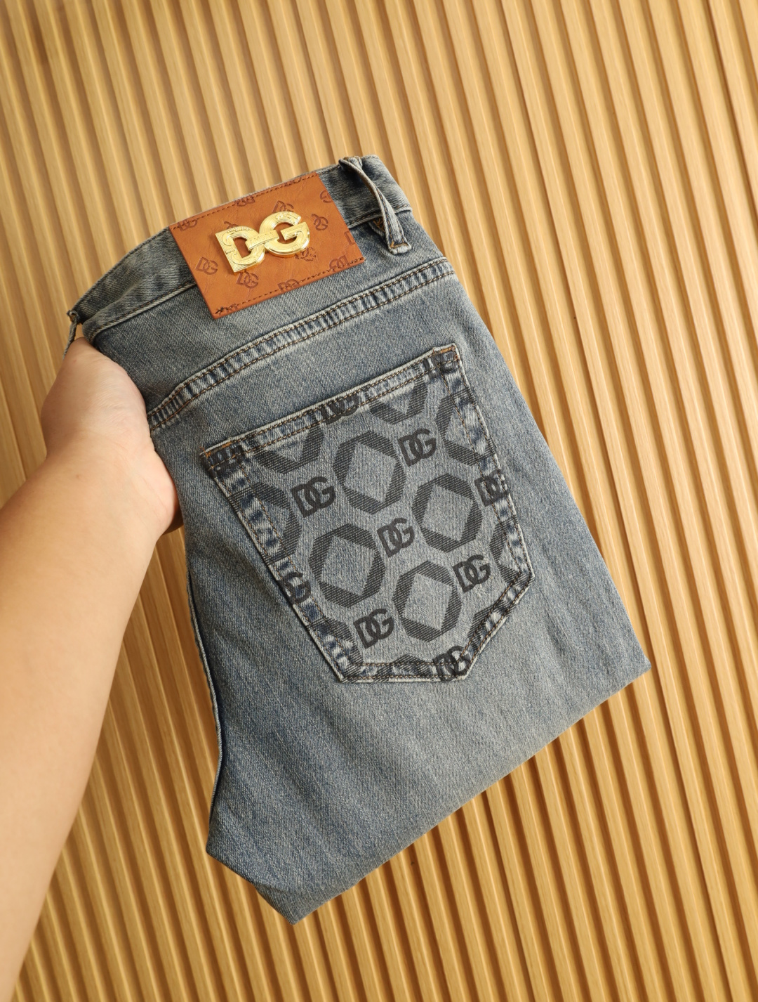 NO:474600,DG 2025 spring and summer men's original single casual jeans, heavy recommendation!  Quality 'Niu Beer' This model uses original exclusive fabric!  The craftsmanship is top-notch, and the design of Eagle Head logo hardware decoration!  The three-dimensional sense is extremely stunning and stunning. The pattern is presented by the iconic brand pattern. It has a very distinctive and high-end and fashionable look, which strongly demonstrates the identity!  In addition, it has a lot of cotton feel, both comfort and breathability, extremely delicate touch, and excellent skin-friendly!  The details are perfect, with all kinds of exquisite and exquisite, with a strong sense of styling, full of upper body styles, and belongs to the unique type on the market!  Size 29-38, jeans,alexander wang19860909DG 2025春夏男士原单休闲牛仔裤,重磅推荐！品质“牛啤” 此款所运用原版专属面料！还是工艺都堪称顶尖,设计鹰头logo五金修饰！立体感极强,视觉极其惊艳震撼,图案由标志性的品牌图案呈现,辨识度非常鲜明且高级时髦,有力彰显身份！此外棉感十足,舒适性与透气性兼备,触感极为细腻,亲肤性绝佳！细节完美如斯,各种精湛考究 造型感极强,上身型款十足,属于市面独一无二的类型！尺码29-38,,jeans,alexander wang,Men's clothing