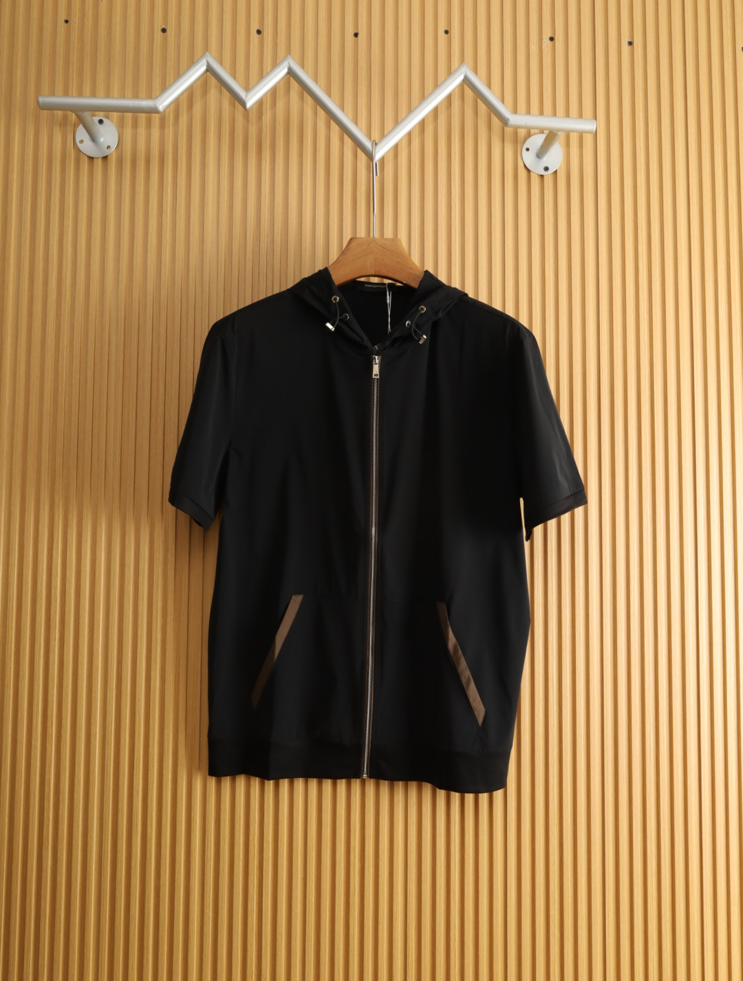 NO:517773,Jenia 2015ss Spring and Summer Counter Fashion Hooded Cardigan T-shirt, casual and fashionable outside, essential for inner wear, comfortable and beautiful, visible on the upper body. Custom imported high-end fabrics, delicate and silky feel, close-fitting and comfortable without thorning. The logo design of the fashionable and stylish counter is very unique, the original quality and craftsmanship, perfect three-dimensional slim tailoring, the lock edge sewing plates are very rigorous and exquisite, absolutely first-line OEM requirements!  Don't miss it, male gods!  Complete three standards!  Size M-3XL (model 176/catties upper body L size), zegna,tees, t-shirt,hats,alexander wang19860909杰尼亚 2015ss春夏专柜时尚大爆款连帽开衫T恤,休闲时尚外穿 内搭必备款,舒适好看上身可见 定制进口高端面料,手感细腻丝滑,贴身舒适不扎肉,穿着时尚有型专柜标志设计非常独特,原版品质与工艺 完美立体修身剪裁 锁边缝盘都非常严谨考究 绝对一线代工要求！男神们别错过！ 三标齐全！尺码 M-3XL（模特176/斤上身L码）,,zegna,tees，t-shirt,hats,alexander wang,Men's clothing