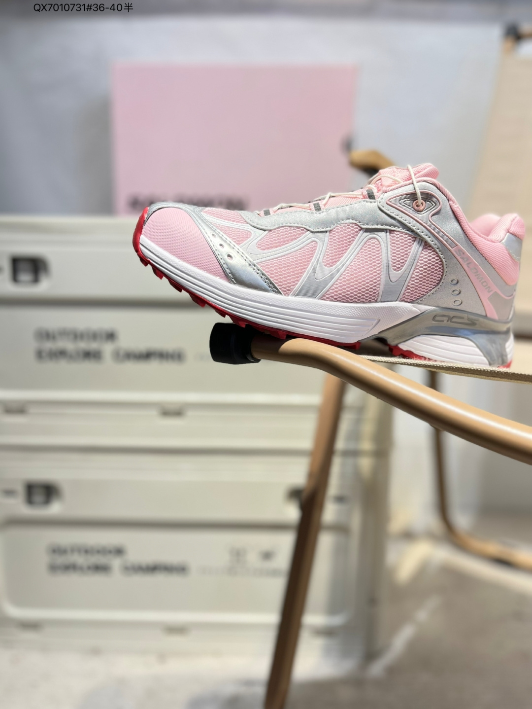 💰160(原200降价)
🈴️SALOMON萨洛蒙 XT-WHISPER 时尚 舒适減震防滑耐磨 低帮跑步鞋鞋面采用SENSIFIT贴合技术 全方位贴合包裹脚型 鞋跟部鞋底牵引设计 提供强大的抓地性能 更适应野外崎岖不平的道路 其3D ADVANCED CHASSIS底盘 材料轻量大化 钉齿设计更具稳定性、防护性 鞋底易磨损区运用CONTAGRIP高耐磨材料 应对城市硬质路面长距离跑考验478463 QX7010731#