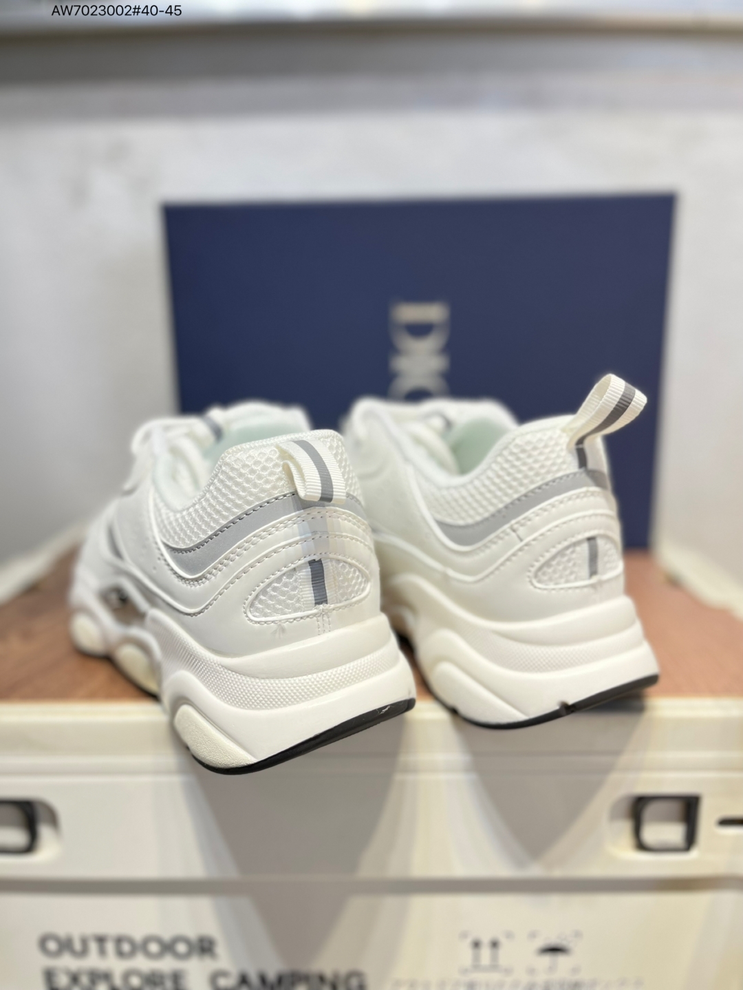 💰280
Dior 迪奥B22 男款慢跑时装运动鞋 原产原楦原纸版数据开发 配置专柜购物袋及配件(配置抗压快递外包牛皮纸壳 采用光滑牛皮革组合网织布面材质 正确吸汗网布贴合海玻璃CD压纹鞋垫独家开发TPU弹力中底组合TR光泽耐韧锯齿橡胶大底 法国高奢时装品牌-迪奥·桀傲/Dior Homme B22 Trainer Sneaker系列复古厚底老爹风休闲运动慢跑鞋“生胶底” 这款单品从复古慢跑鞋汲取灵感。采用厚实的低帮设计,精选牛皮与网眼织物拼接鞋面,搭配黑白相间的刻花橡胶鞋底。侧面带有浮雕“CD”标志装饰。H000 AW7023002#40-45