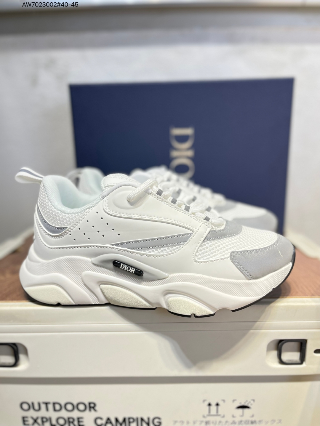 💰280
Dior 迪奥B22 男款慢跑时装运动鞋 原产原楦原纸版数据开发 配置专柜购物袋及配件(配置抗压快递外包牛皮纸壳 采用光滑牛皮革组合网织布面材质 正确吸汗网布贴合海玻璃CD压纹鞋垫独家开发TPU弹力中底组合TR光泽耐韧锯齿橡胶大底 法国高奢时装品牌-迪奥·桀傲/Dior Homme B22 Trainer Sneaker系列复古厚底老爹风休闲运动慢跑鞋“生胶底” 这款单品从复古慢跑鞋汲取灵感。采用厚实的低帮设计,精选牛皮与网眼织物拼接鞋面,搭配黑白相间的刻花橡胶鞋底。侧面带有浮雕“CD”标志装饰。H000 AW7023002#40-45