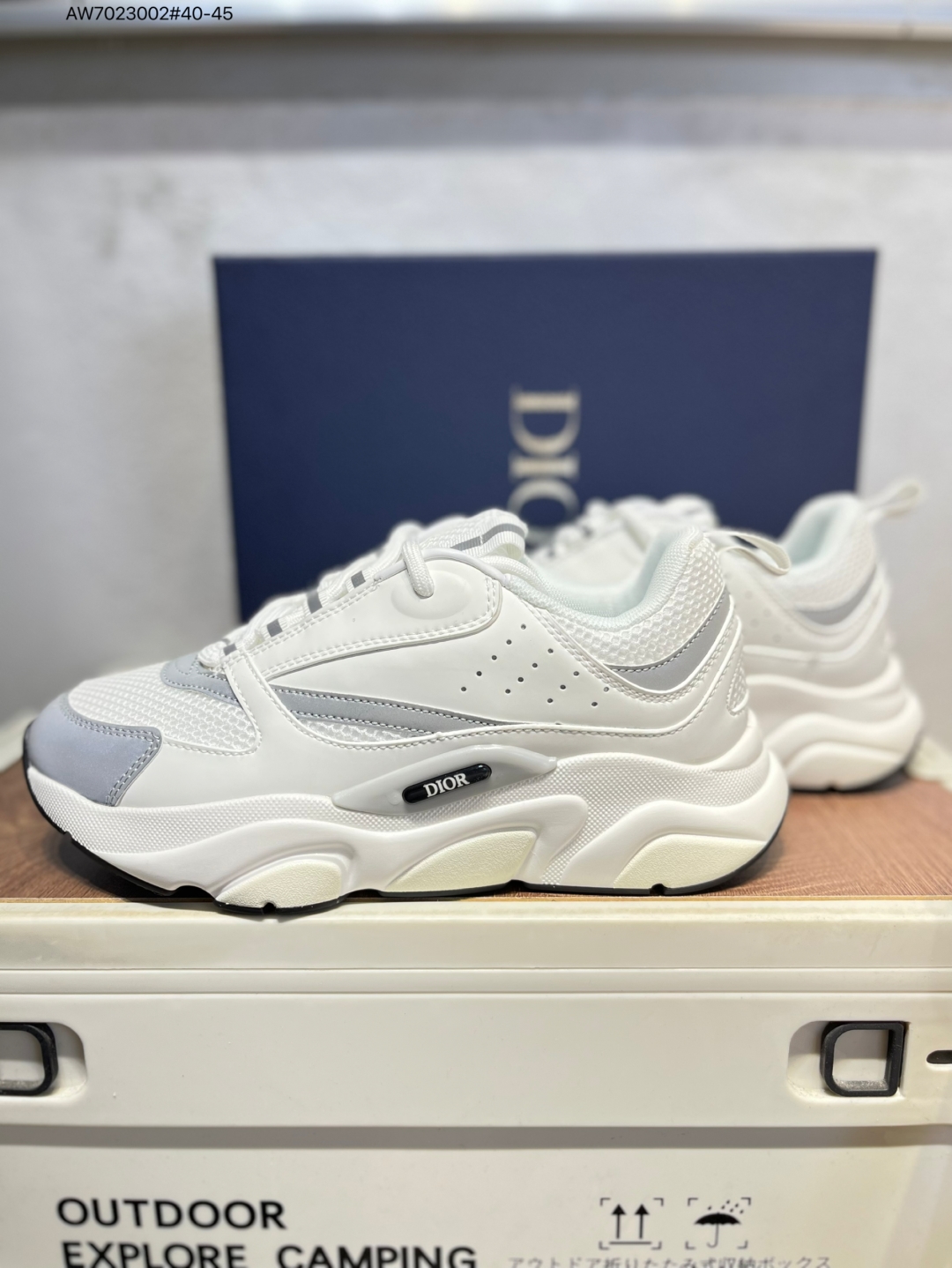 💰280
Dior 迪奥B22 男款慢跑时装运动鞋 原产原楦原纸版数据开发 配置专柜购物袋及配件(配置抗压快递外包牛皮纸壳 采用光滑牛皮革组合网织布面材质 正确吸汗网布贴合海玻璃CD压纹鞋垫独家开发TPU弹力中底组合TR光泽耐韧锯齿橡胶大底 法国高奢时装品牌-迪奥·桀傲/Dior Homme B22 Trainer Sneaker系列复古厚底老爹风休闲运动慢跑鞋“生胶底” 这款单品从复古慢跑鞋汲取灵感。采用厚实的低帮设计,精选牛皮与网眼织物拼接鞋面,搭配黑白相间的刻花橡胶鞋底。侧面带有浮雕“CD”标志装饰。H000 AW7023002#40-45