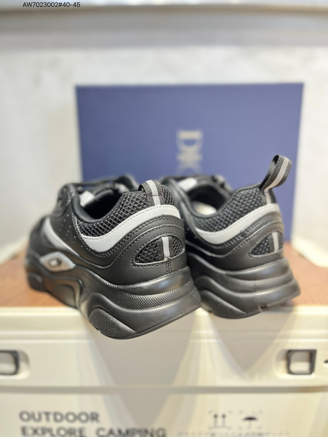 💰280
Dior 迪奥B22 男款慢跑时装运动鞋 原产原楦原纸版数据开发 配置专柜购物袋及配件(配置抗压快递外包牛皮纸壳 采用光滑牛皮革组合网织布面材质 正确吸汗网布贴合海玻璃CD压纹鞋垫独家开发TPU弹力中底组合TR光泽耐韧锯齿橡胶大底 法国高奢时装品牌-迪奥·桀傲/Dior Homme B22 Trainer Sneaker系列复古厚底老爹风休闲运动慢跑鞋“生胶底” 这款单品从复古慢跑鞋汲取灵感。采用厚实的低帮设计,精选牛皮与网眼织物拼接鞋面,搭配黑白相间的刻花橡胶鞋底。侧面带有浮雕“CD”标志装饰。H000 AW7023002#40-45