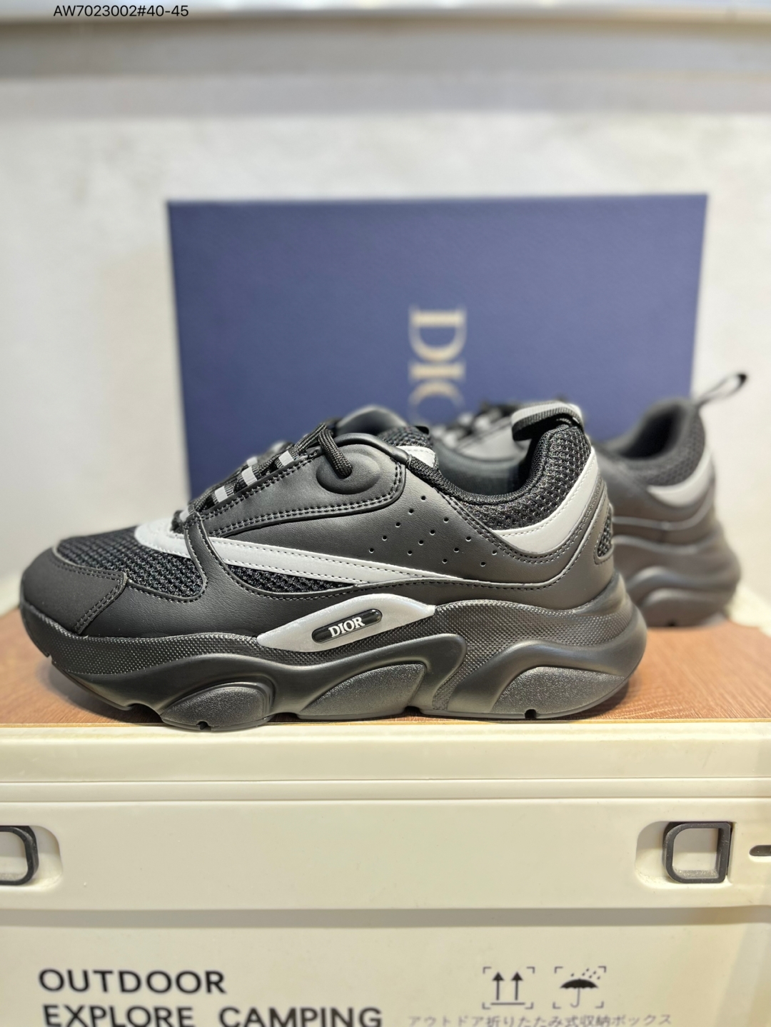 💰280
Dior 迪奥B22 男款慢跑时装运动鞋 原产原楦原纸版数据开发 配置专柜购物袋及配件(配置抗压快递外包牛皮纸壳 采用光滑牛皮革组合网织布面材质 正确吸汗网布贴合海玻璃CD压纹鞋垫独家开发TPU弹力中底组合TR光泽耐韧锯齿橡胶大底 法国高奢时装品牌-迪奥·桀傲/Dior Homme B22 Trainer Sneaker系列复古厚底老爹风休闲运动慢跑鞋“生胶底” 这款单品从复古慢跑鞋汲取灵感。采用厚实的低帮设计,精选牛皮与网眼织物拼接鞋面,搭配黑白相间的刻花橡胶鞋底。侧面带有浮雕“CD”标志装饰。H000 AW7023002#40-45