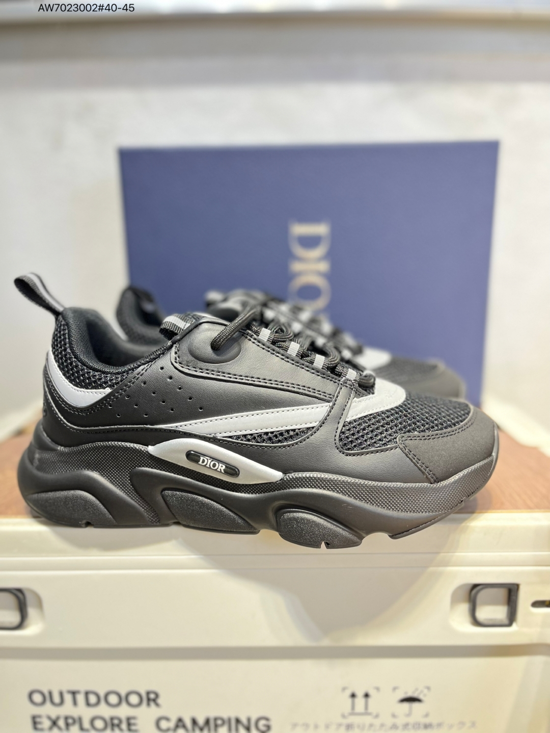 💰280
Dior 迪奥B22 男款慢跑时装运动鞋 原产原楦原纸版数据开发 配置专柜购物袋及配件(配置抗压快递外包牛皮纸壳 采用光滑牛皮革组合网织布面材质 正确吸汗网布贴合海玻璃CD压纹鞋垫独家开发TPU弹力中底组合TR光泽耐韧锯齿橡胶大底 法国高奢时装品牌-迪奥·桀傲/Dior Homme B22 Trainer Sneaker系列复古厚底老爹风休闲运动慢跑鞋“生胶底” 这款单品从复古慢跑鞋汲取灵感。采用厚实的低帮设计,精选牛皮与网眼织物拼接鞋面,搭配黑白相间的刻花橡胶鞋底。侧面带有浮雕“CD”标志装饰。H000 AW7023002#40-45