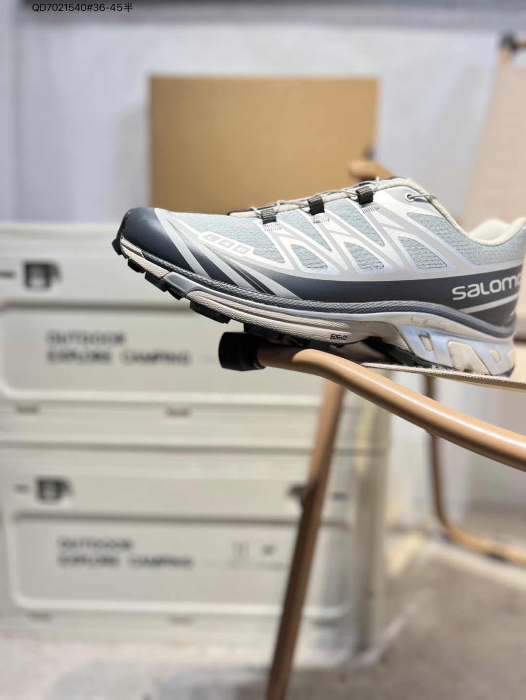 💰230
🈴️Salomon XA PRO XT-6 EXPANSE 萨洛蒙户外越野跑鞋 鞋面采用SENSIFIT贴合技术 全方位贴合包裹脚型 鞋跟部鞋底牵引设计 提供强大的抓地性能 更适应野外崎岖不平的道路 其3D ADVANCED CHASSIS底盘 材料轻量大化 钉齿设计更具稳定性、防护性 鞋底易磨损区运用CONTAGRIP高耐磨材料 应对城市硬质路面长距离跑考验475731 QD7021540#36-45半