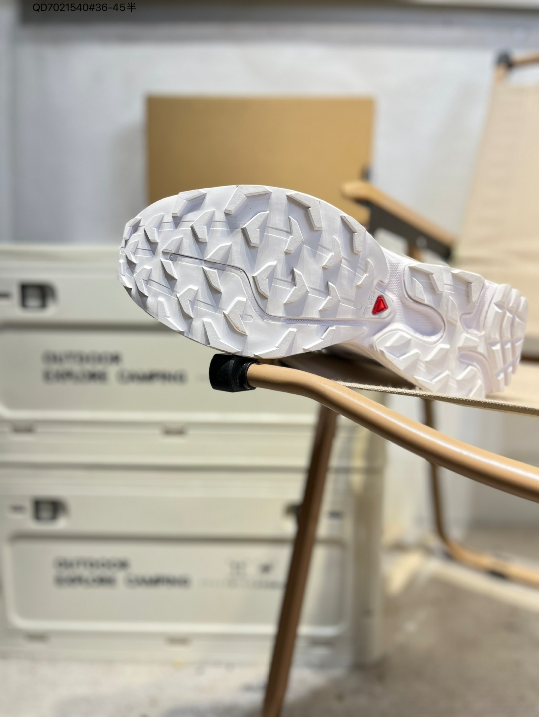 💰230
Salomon XA PRO XT-6 EXPANSE 萨洛蒙户外越野跑鞋 鞋面采用SENSIFIT贴合技术 全方位贴合包裹脚型 鞋跟部鞋底牵引设计 提供强大的抓地性能 更适应野外崎岖不平的道路 其3D ADVANCED CHASSIS底盘 材料轻量大化 钉齿设计更具稳定性、防护性 鞋底易磨损区运用CONTAGRIP高耐磨材料 应对城市硬质路面长距离跑考验475731 QD7021540#36-45半