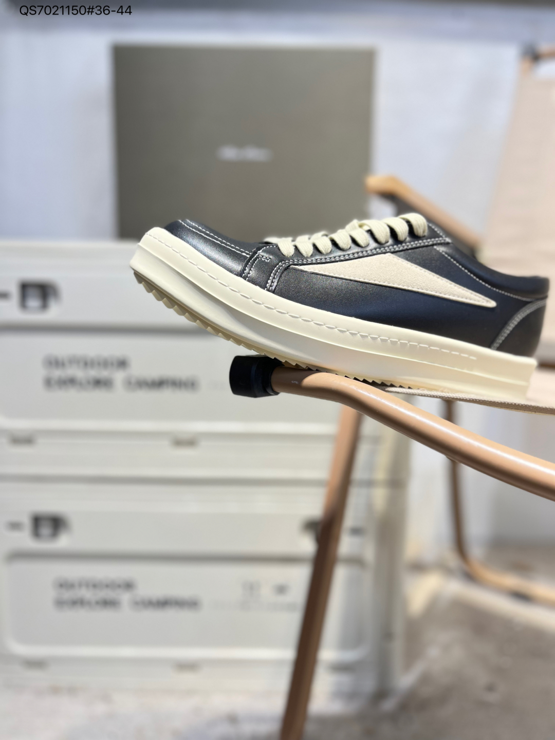 💰160
🈴️福利特价❗️Rick Owens 复古百搭 时尚 舒适透气 耐磨 休闲鞋 市售最高版本 Rick owens 瑞克 欧文斯 粗鞋带 低帮高街休闲运动板鞋 原鞋开发 独家私模大底 定制鞋面布料 针车间距都是极致还原 一比一规格礼盒装 重达3斤以上 外加定制欧文斯保护盒 全套包装及配件 高端零售专供品质 区别市场货 纯手工打造 每一只都是独一无二 有手工质感的味道 进口小牛内里 牛皮鞋垫 手工车线。这双鞋融合了Converse经典板鞋的复古基因与Rick Owens的高街属性,既能驾驭街头潮酷风格,亦可搭配简约时装,成为日常通勤或时尚秀场的点睛之笔。正如用户评价所言:“它不仅是穿搭利器,更是一件值得收藏的艺术品。” 无论是追求先锋设计还是注重实穿体验,FW23 LUXOR系列板鞋都以其无可挑剔的质感与品牌精神,成为高街玩家不容错过的经典之作4076571 QS7021150#36-44