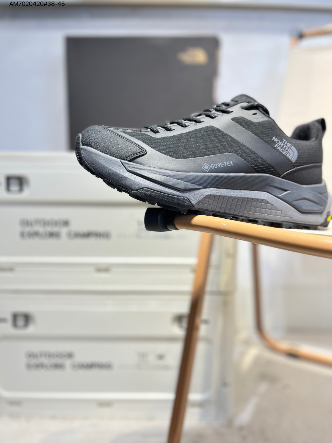 ️北面M OFFTRAIL VERSA 户外防水机能鞋 公司级版本 鞋底采用Vibram黄金大底 专门为鞋底设计的橡胶以出色的耐磨性 良好的防滑性或得不少户外运动爱好者的喜欢 专业户外登山品牌(北面)The North Face自1966年创立,由两位热爱登山徒步的年轻登山者于美西旧金山开创,不断透过研发与创新,并且将最先进的技术结合在服装与鞋款设计,生产多种外型帅气且专业能力非常强的户外运动装备而备受欢迎NF0A8AD94Q1-06253 AM7020420#38-45