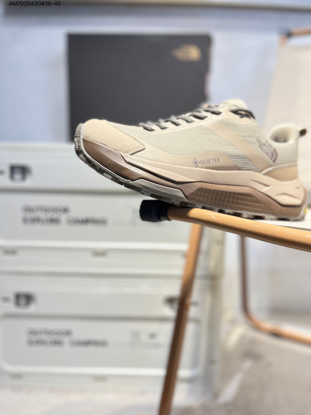 北面M OFFTRAIL VERSA 户外防水机能鞋 公司级版本 鞋底采用Vibram黄金大底 专门为鞋底设计的橡胶以出色的耐磨性 良好的防滑性或得不少户外运动爱好者的喜欢 专业户外登山品牌(北面)The North Face自1966年创立,由两位热爱登山徒步的年轻登山者于美西旧金山开创,不断透过研发与创新,并且将最先进的技术结合在服装与鞋款设计,生产多种外型帅气且专业能力非常强的户外运动装备而备受欢迎NF0A8AD94Q1-06253 AM7020420#38-45