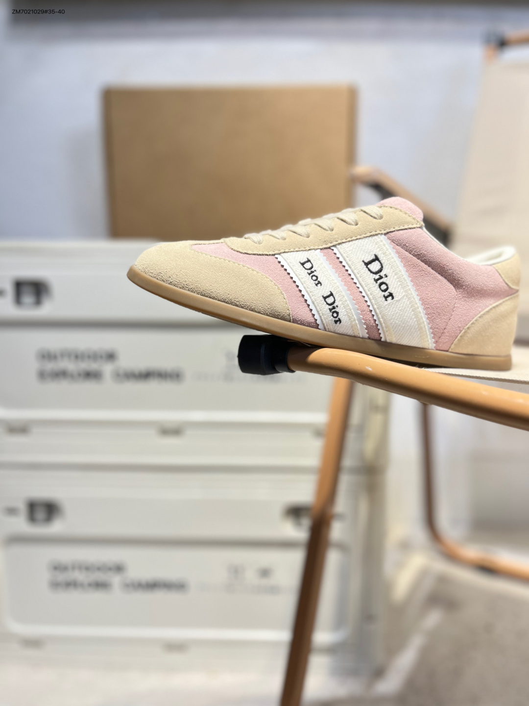 DIOR迪奥 Ribbon 绒面小牛皮圆头系带低帮板鞋 女款 Christian Dior,简称迪奥(Dior),是法国著名高价奢侈品品牌.迪奥公司由法国时装设计师克里斯汀•迪奥创立,总部设在巴黎.自1946年创始以来,Dior一直是华丽与高雅的代名词.不论是时装、化妆品或是其他产品,克里斯汀•迪奥在时尚殿堂一直雄踞顶端Dior之所以能成为经典,除了其创新中又带着优雅的设计,亦培育出许多优秀的年轻设计师.主要经营女装、男装、首饰、香水、化妆品、童装等高档.1269722 ZM7021029#35-40