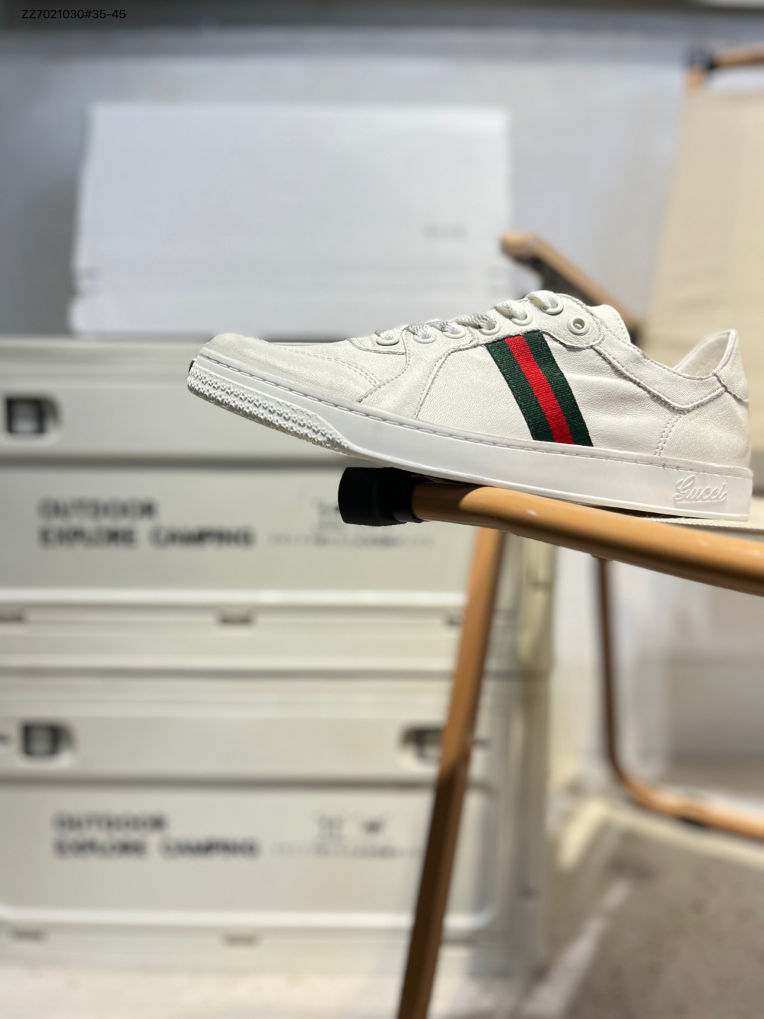 GUCCI古驰 Stretch 皮革软皮圆头系带手工做旧效果低帮板鞋 Gucci(古驰)是源于意大利的时装奢饰品牌,是全球奢侈品品牌之一.由古驰奥•古驰在1921年于意大利佛罗伦萨创办.古驰的严品包括时装、皮具、皮鞋、手表、领带、丝巾、香水、家居用品及宠物用品等,借由其独特的创意和革新,以及精湛的意大利工艺闻名于世.GUCCl品牌时装一向以高档、豪华、性感而闻名于世,以“身份与财富之象征”品牌形象成为富有上流社会的消费宠儿.古驰—-永恒而经典并深受明星们的青睐,品牌灵感源自演员,公主和名媛等杰出女性.865056 ZZ7021030#35-45