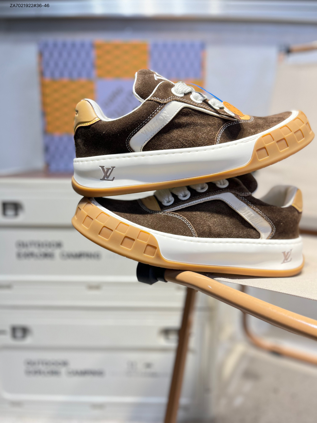 lv classic运动鞋 - lv |路易威登louis vuitton路易威登LV男鞋Classic运动鞋小牛皮字母休闲鞋白色1AHSTF 新款lv板鞋经典透气学生鞋防滑运动休闲鞋 小红书爆款户外百搭板鞋男,以光滑牛皮革塑造考究设计,可轻松融入各式造型.瞩目 LV 字母标注鞋侧,轻盈橡胶外底点缀 Vuitton 标识.素面牛皮革,鞋带,路易威登元素,橡胶外底点缀 Vuitton 标识,意大利制造.ZA7021922#36-46