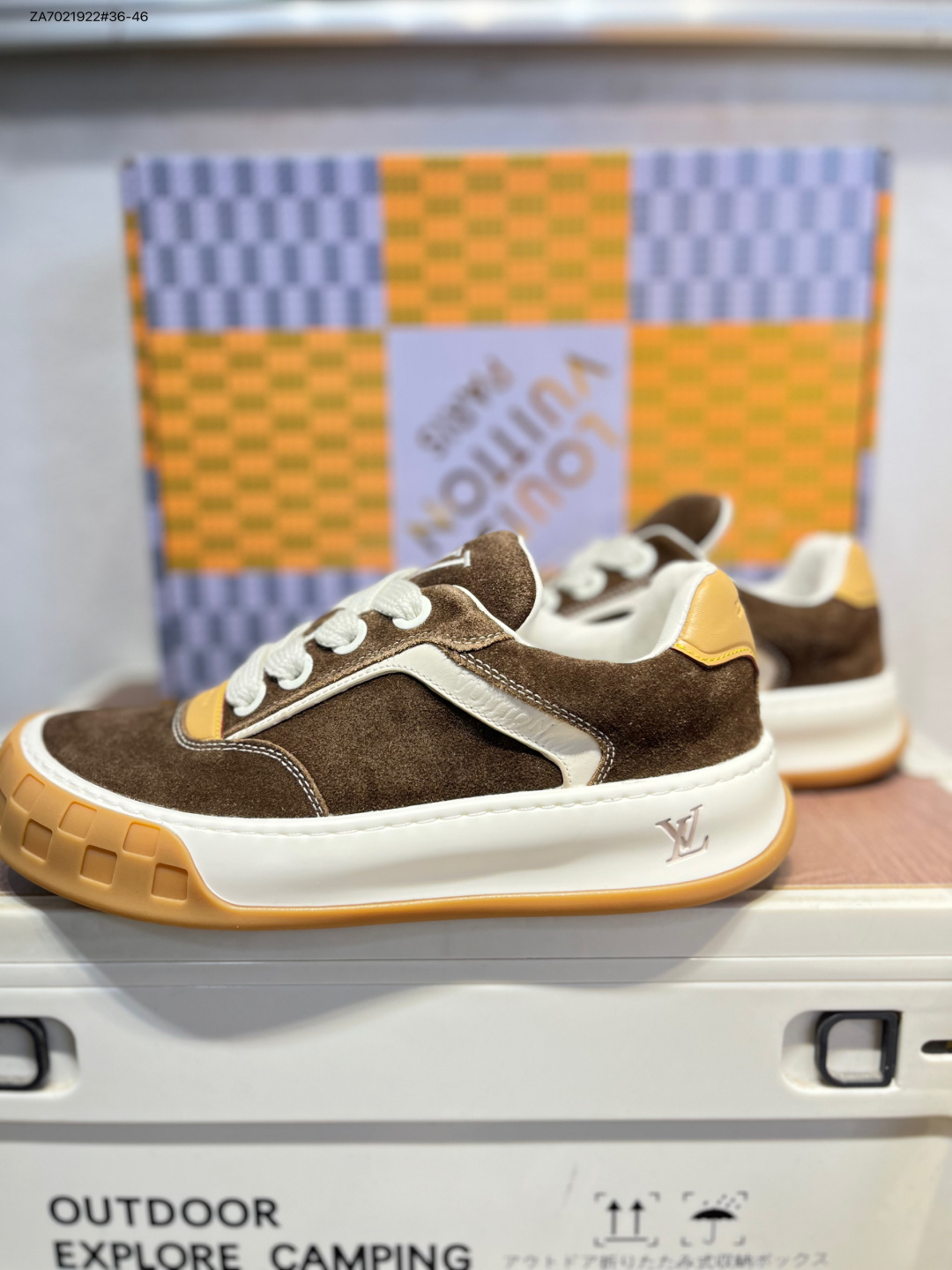 lv classic运动鞋 - lv |路易威登louis vuitton路易威登LV男鞋Classic运动鞋小牛皮字母休闲鞋白色1AHSTF 新款lv板鞋经典透气学生鞋防滑运动休闲鞋 小红书爆款户外百搭板鞋男,以光滑牛皮革塑造考究设计,可轻松融入各式造型.瞩目 LV 字母标注鞋侧,轻盈橡胶外底点缀 Vuitton 标识.素面牛皮革,鞋带,路易威登元素,橡胶外底点缀 Vuitton 标识,意大利制造.ZA7021922#36-46
