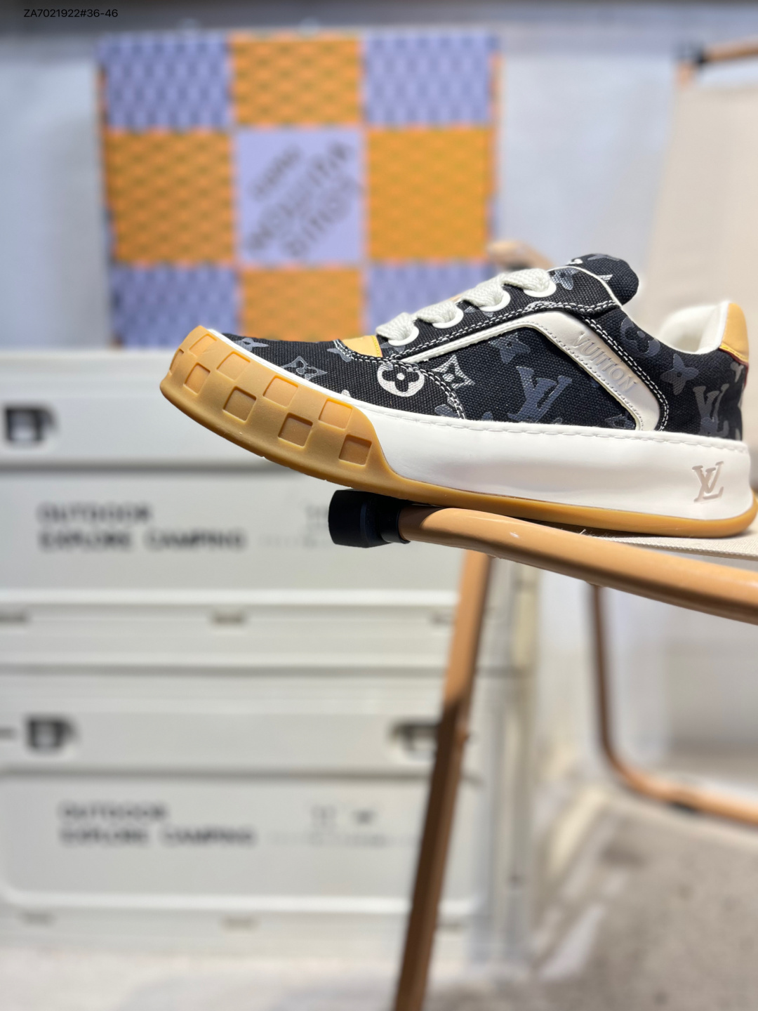 ️lv classic运动鞋 - lv |路易威登louis vuitton路易威登LV男鞋Classic运动鞋小牛皮字母休闲鞋白色1AHSTF 新款lv板鞋经典透气学生鞋防滑运动休闲鞋 小红书爆款户外百搭板鞋男,以光滑牛皮革塑造考究设计,可轻松融入各式造型.瞩目 LV 字母标注鞋侧,轻盈橡胶外底点缀 Vuitton 标识.素面牛皮革,鞋带,路易威登元素,橡胶外底点缀 Vuitton 标识,意大利制造.ZA7021922#36-46