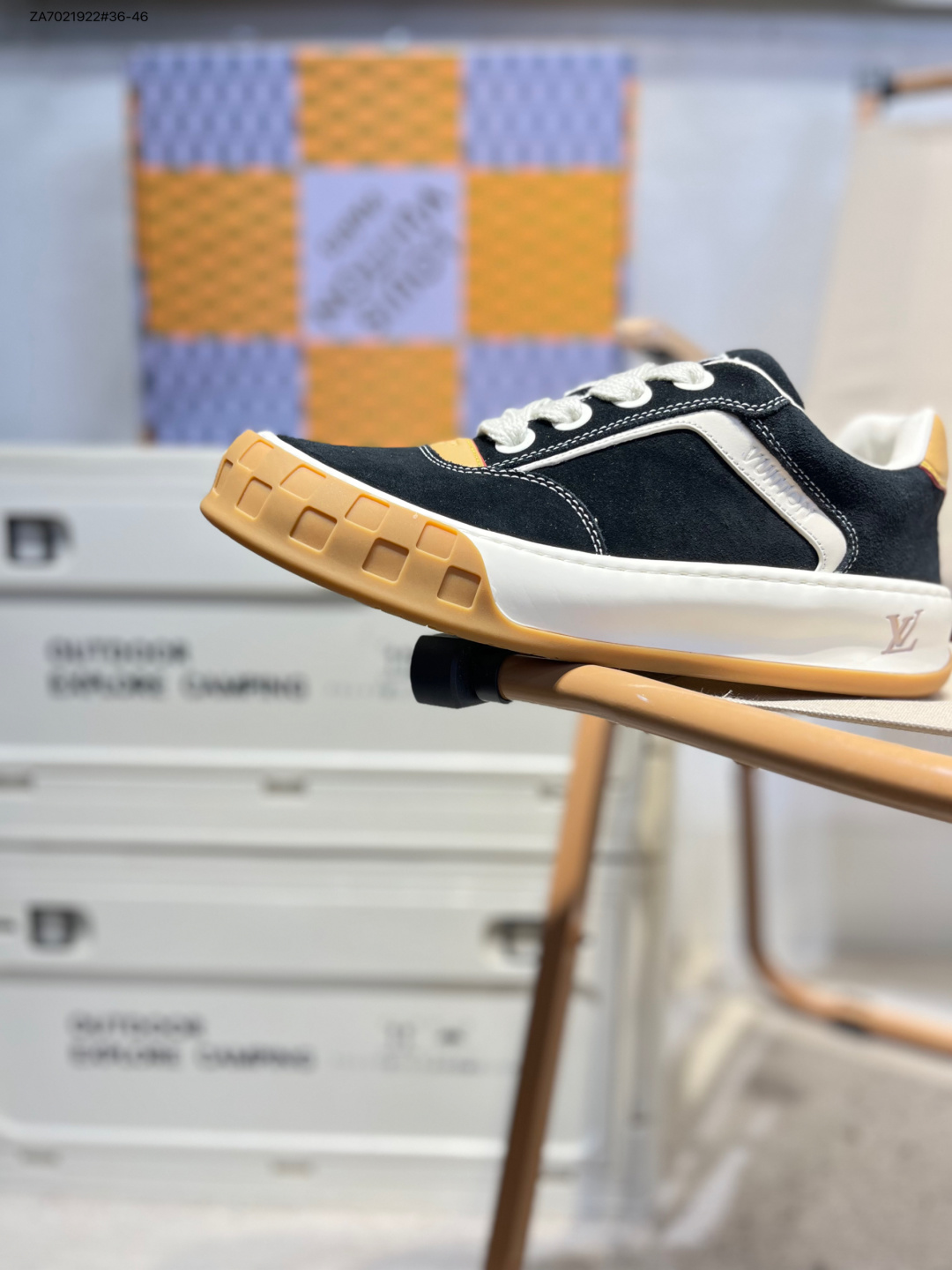 ️lv classic运动鞋 - lv |路易威登louis vuitton路易威登LV男鞋Classic运动鞋小牛皮字母休闲鞋白色1AHSTF 新款lv板鞋经典透气学生鞋防滑运动休闲鞋 小红书爆款户外百搭板鞋男,以光滑牛皮革塑造考究设计,可轻松融入各式造型.瞩目 LV 字母标注鞋侧,轻盈橡胶外底点缀 Vuitton 标识.素面牛皮革,鞋带,路易威登元素,橡胶外底点缀 Vuitton 标识,意大利制造.ZA7021922#36-46