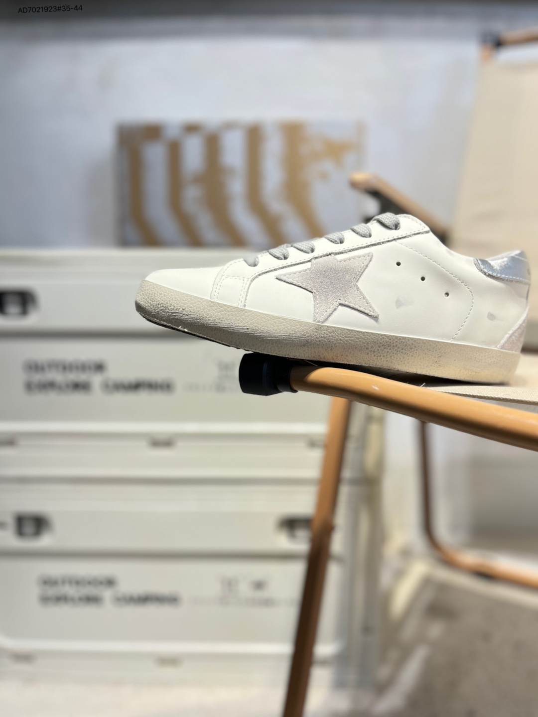 ️Golden Goose Super-Star GGDB 小脏鞋休闲时尚板鞋 深蓝尾 高端零售专供批次 原档数据开发数月百分百还原 原盒原配防尘袋购物卡 内里全头层小羊皮 原版防滑鞋底设计 灰色翻毛牛皮 白色细纹贝利头层皮 设计有一种不修边幅的酷感 特意做旧彰显自由随性 百搭无挑剔 订制高端柔软皮革 纯手工制作压印Logo 手工刷洗上色打蜡 确保每一双鞋子的独一无二不管是版型还是材料和质感都已经大幅度的超越同市场其它版本 Super-Star运动鞋是Golden Goose的常绿植物 由于使用了创新的材料和饰面 它在每个季节都伴随着其系列 这款牛皮皮革模型的鞋跟饰有黑色皮革鞋跟 绒面革GGDB星星和金属宇样 标志性的复古外观G32W5590.ES AD7021923#35-44