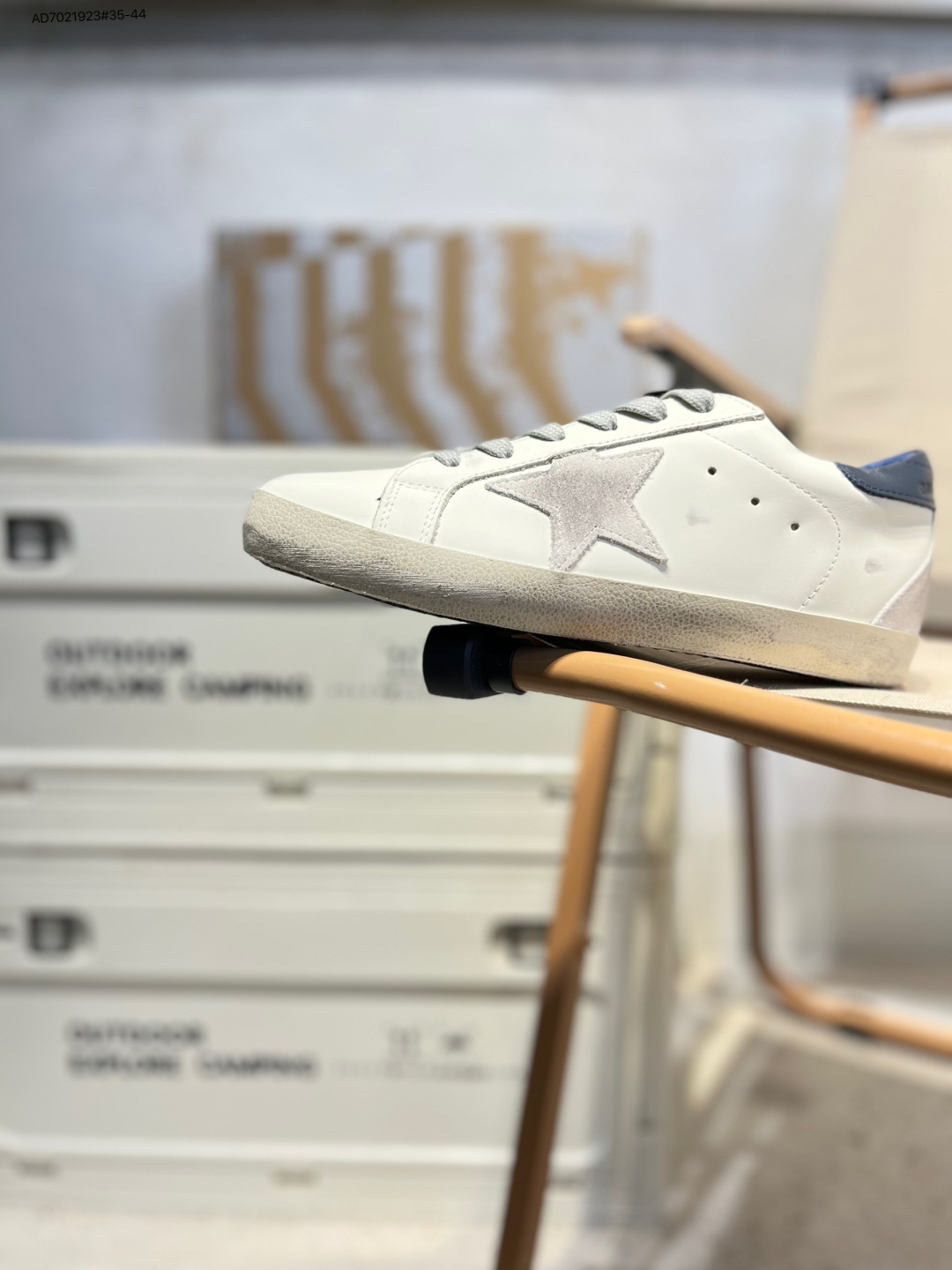 Golden Goose Super-Star GGDB 小脏鞋休闲时尚板鞋 深蓝尾 高端零售专供批次 原档数据开发数月百分百还原 原盒原配防尘袋购物卡 内里全头层小羊皮 原版防滑鞋底设计 灰色翻毛牛皮 白色细纹贝利头层皮 设计有一种不修边幅的酷感 特意做旧彰显自由随性 百搭无挑剔 订制高端柔软皮革 纯手工制作压印Logo 手工刷洗上色打蜡 确保每一双鞋子的独一无二不管是版型还是材料和质感都已经大幅度的超越同市场其它版本 Super-Star运动鞋是Golden Goose的常绿植物 由于使用了创新的材料和饰面 它在每个季节都伴随着其系列 这款牛皮皮革模型的鞋跟饰有黑色皮革鞋跟 绒面革GGDB星星和金属宇样 标志性的复古外观G32W5590.ES AD7021923#35-44