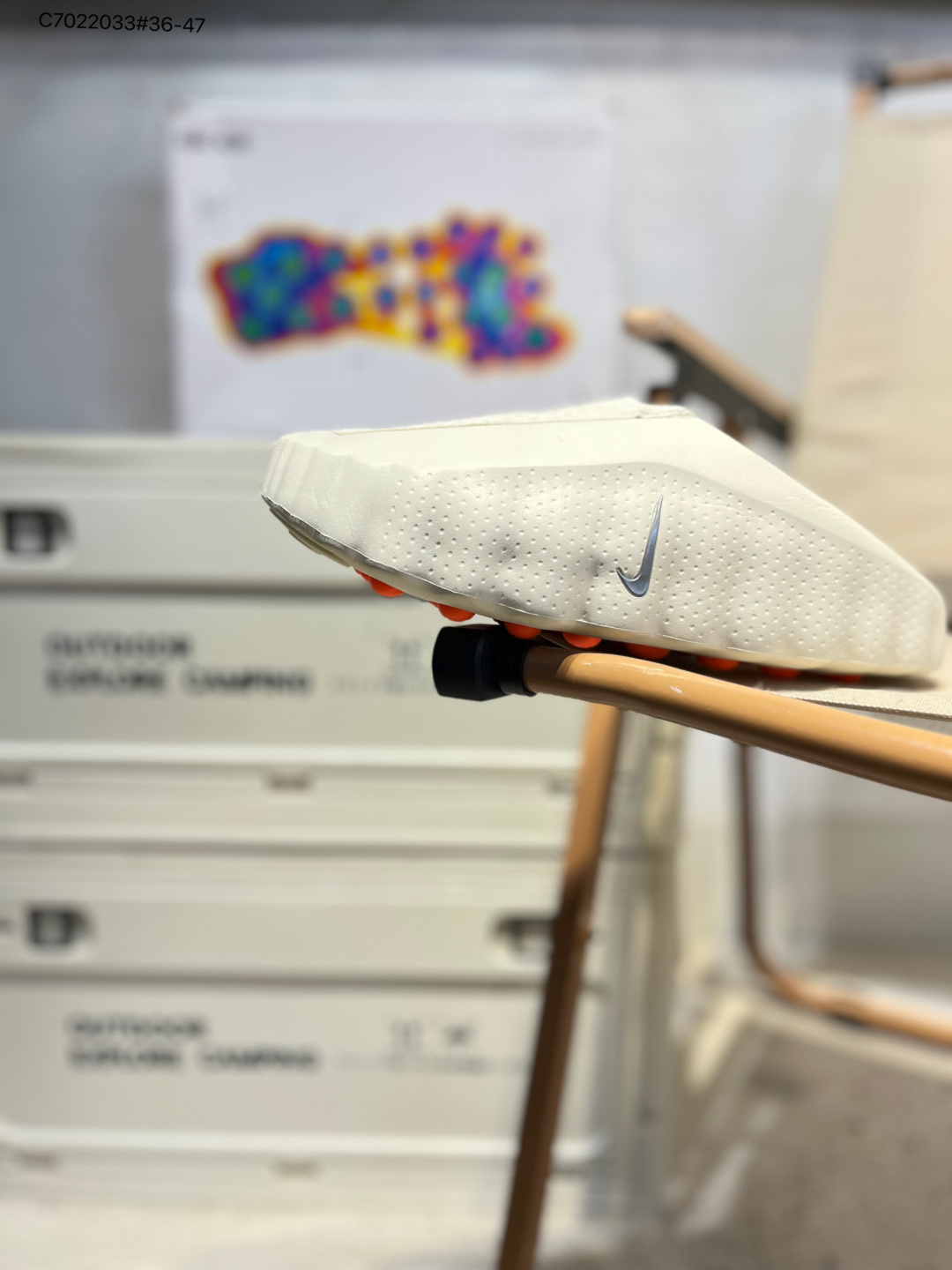 耐克 Nike Mind 001 耐克一脚蹬赛前包头恢复拖鞋 舒适柔软贴合包头拖鞋潮流柔软缓震户外跑步休闲鞋 Nike把神经科技与潮流美学第一次写进同一双鞋——Mind 001自带按摩功效,鞋身‌:采用柔软的发泡材料,侧面有亮银色Swoosh标志和波浪纹理,鞋跟处印有“Nike”和“Mind”金属标识.‌‌‌‌鞋底‌:由‌数百个贯穿中底的小型橡胶柱构成‌,直接与脚垫接触,提供物理刺激.‌‌‌鞋子很轻,穿起来确实还行,鞋型很OK搭配起来也比大多数拖鞋帅HQ4307 C7022033#36-47