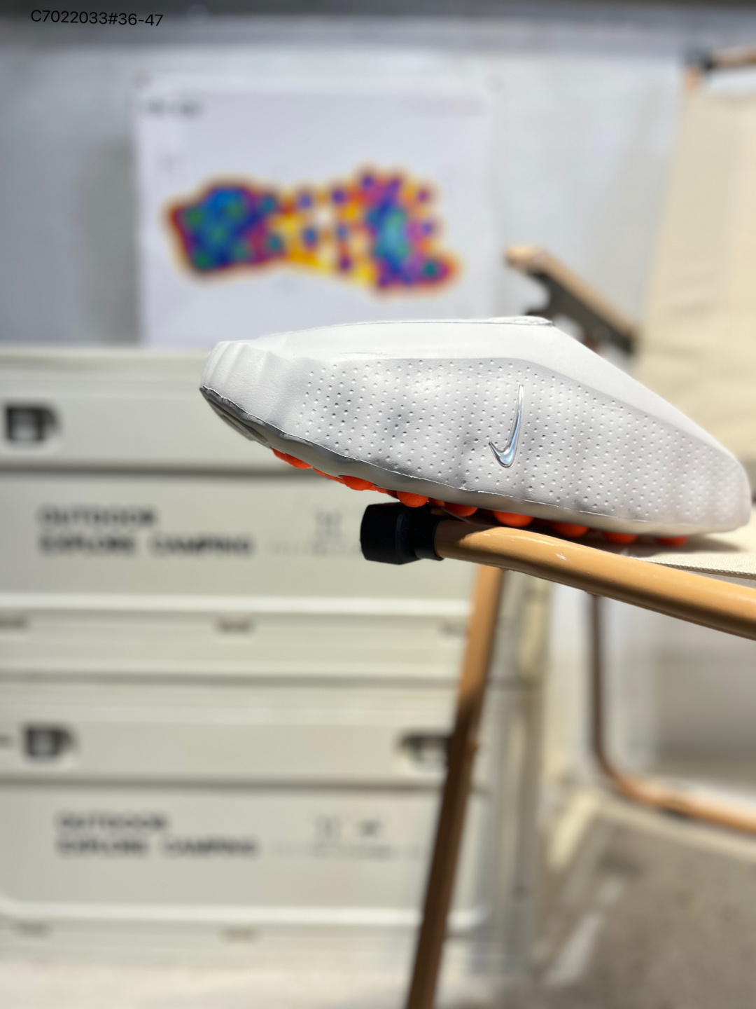 耐克 Nike Mind 001 耐克一脚蹬赛前包头恢复拖鞋 舒适柔软贴合包头拖鞋潮流柔软缓震户外跑步休闲鞋 Nike把神经科技与潮流美学第一次写进同一双鞋——Mind 001自带按摩功效,鞋身‌:采用柔软的发泡材料,侧面有亮银色Swoosh标志和波浪纹理,鞋跟处印有“Nike”和“Mind”金属标识.‌‌‌‌鞋底‌:由‌数百个贯穿中底的小型橡胶柱构成‌,直接与脚垫接触,提供物理刺激.‌‌‌鞋子很轻,穿起来确实还行,鞋型很OK搭配起来也比大多数拖鞋帅HQ4307 C7022033#36-47