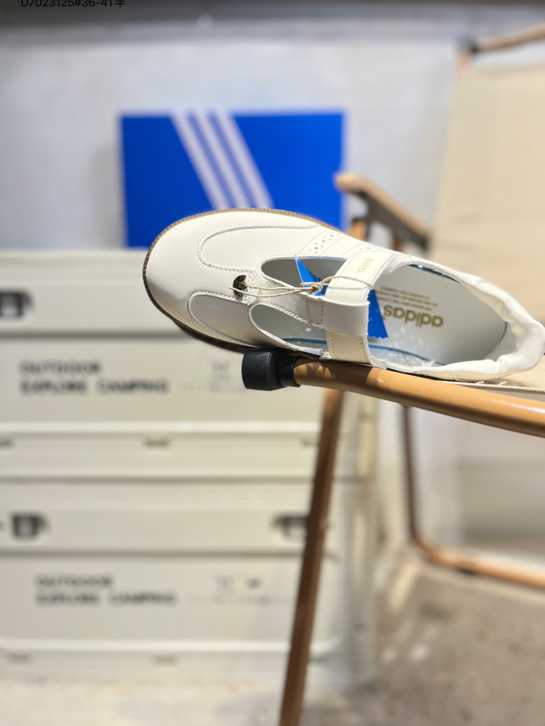 ️Adidas Samba Janes阿迪达斯玛丽珍款玫瑰金板鞋懒人一脚蹬运动鞋 Adidas Samba Janes采用皮革材质,Adidas Samba Janes的设计融合了经典与现代元素.它采用了玛丽珍鞋的特色设计,如鞋面上的扣带和环扣装饰,同时保留了Samba鞋的经典三道杠设计和橡胶大底.这款鞋的鞋型修长,中足偏窄,整体贴合感强,适合标准脚型和宽脚型的人群‌KJ3970 D7023125#36-41半