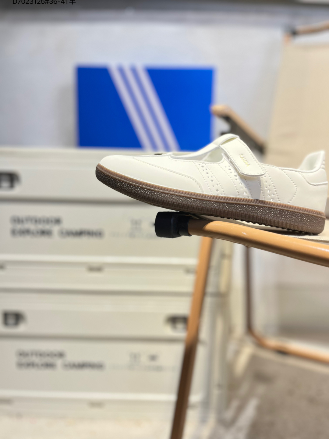 Adidas Samba Janes阿迪达斯玛丽珍款玫瑰金板鞋懒人一脚蹬运动鞋 Adidas Samba Janes采用皮革材质,Adidas Samba Janes的设计融合了经典与现代元素.它采用了玛丽珍鞋的特色设计,如鞋面上的扣带和环扣装饰,同时保留了Samba鞋的经典三道杠设计和橡胶大底.这款鞋的鞋型修长,中足偏窄,整体贴合感强,适合标准脚型和宽脚型的人群‌KJ3970 D7023125#36-41半
