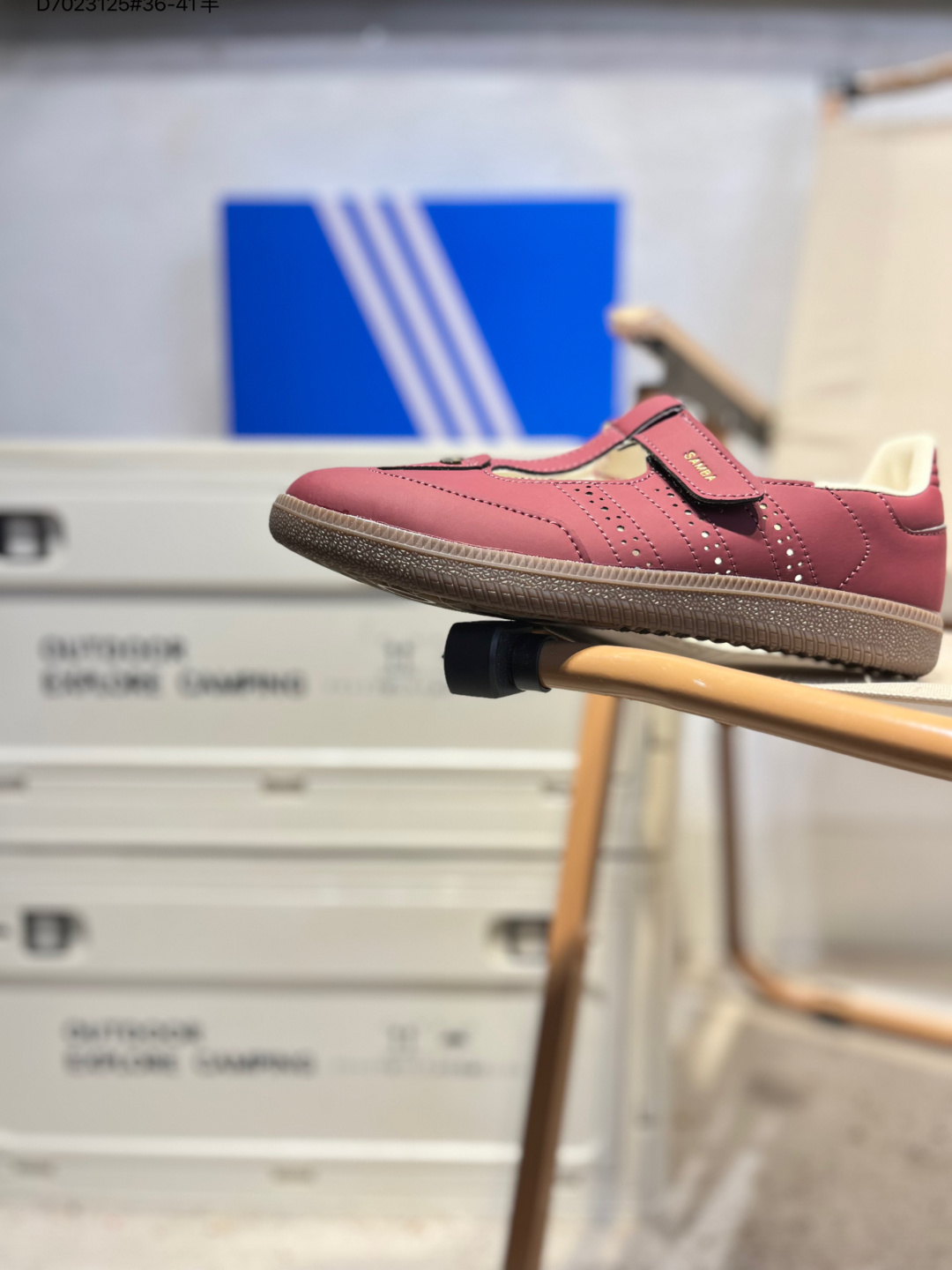 Adidas Samba Janes阿迪达斯玛丽珍款玫瑰金板鞋懒人一脚蹬运动鞋 Adidas Samba Janes采用皮革材质,Adidas Samba Janes的设计融合了经典与现代元素.它采用了玛丽珍鞋的特色设计,如鞋面上的扣带和环扣装饰,同时保留了Samba鞋的经典三道杠设计和橡胶大底.这款鞋的鞋型修长,中足偏窄,整体贴合感强,适合标准脚型和宽脚型的人群‌KJ3970 D7023125#36-41半