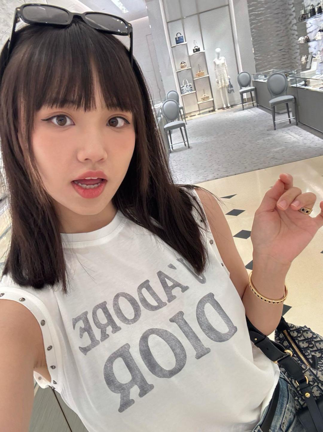 NO:670975,In stock, style number 801 rivet vest with distressed letters printed (not reverse printed), armholes embellished with metal rivets, made of plain cotton, light, soft and thin, with deliberately distressed holes on the collar, cuffs, and lower hem, making it look stylish when worn alone or as an inner layer. Size S M L, others19860909现货 款号801铆钉背心做旧字母印花（不是反面印花）袖孔点缀金属铆钉装饰,采用平纹棉质轻软又薄,领口、袖口、下围都有故意做旧破洞设计,单穿内搭都有风格. 尺码S M L,其他,韩剧