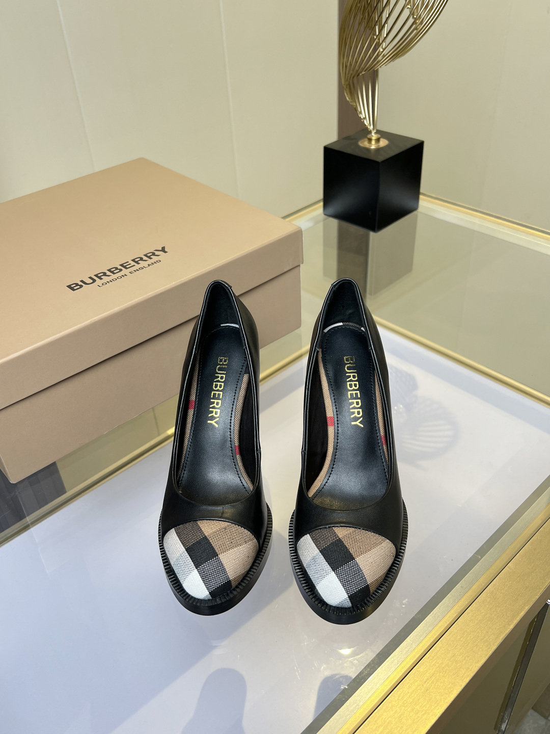 NO:227525,2025 [Step elegance, lightness every step] A must-have thick-heeled sandal this summer to unlock your comfortable and fashionable moments!  [Stable but not heavy] Thick heel design Farewell to the shaking feeling of thin heels!  Ergonomic curved support, commuting to the subway without tiring feet, shopping for 3 hours, still light [Breathable sandals] Top layer of cowhide 37° high temperature can keep the feet dry, thickened latex pad hides the gentleness of the clouds [One shoe unlocks N types of outfits] Oxford black/burned brown/midnight black Three colors are available, with wide-leg pants are the heroine of the workplace, paired with floral skirts to become a French lazy beauty, 9cm instep straps to modify the foot shape, instantly becoming slim and skinny (Writefully say that brown looks white to glow!) Material top layer of cowhide inner and foot pads water dyed sheepskin, Italian leather outsole, heel height 8, counter packaging, full set of original version packaging, hot sale overseas ize. ｜35-41 (35  42 Customized)◣, single shoes, sandals, skirts, cowhide, sheepskin, Leather soles198609092025【踏出优雅,步步轻盈】今夏必备粗跟凉鞋,解锁你的舒适时尚时刻！【稳而不重】粗跟设计 告别细跟的摇晃感！人体工学弧形承托 通勤赶地铁不累脚 逛街3小时依然轻盈【会呼吸的凉鞋】 头层牛皮 37°高温也能保持足部干爽 加厚乳胶垫藏着踩云朵的温柔【一鞋解锁N种穿搭】 牛津黑/焦棕/午夜黑 三色可选 配阔腿裤是职场大女主 搭碎花裙成法式慵懒美人 9cm脚背绑带修饰脚型 秒变纤细骨感（悄悄说棕色显白到发光！） 材料头层牛皮 内里、垫脚水染羊皮  大底意大利真皮大底  跟高8 专柜包装 包装全套原版本包装热销海外 ize. ｜35-41（35 42定制）◣,单鞋,sandals,skirts,cowhide,sheepskin,Leather soles,Women's Shoes