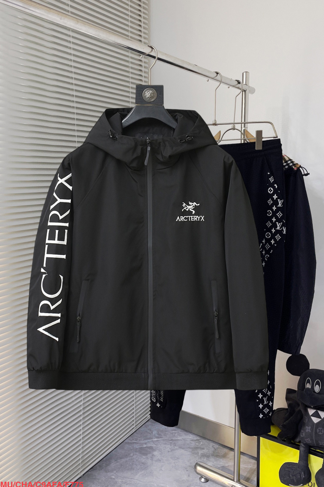 NO:130951,Archaeopteryx is the same as the official website, and is released in advance!  2025 spring new men's jacket, original single three-standard full high-end version!  With hidden hat, customized fabric for counter, high breathability and comfort, impeccable details, brand element design concept, reflecting high quality. The feel is delicate and soft!  It is casually cut, with a great upper body style!  Number of code M~3XL, maximum wear 200 kilograms, place an order to report height and weight, arc'teryx, jackets & coats, jackets & coats, hats, alexander wang19860909始祖鸟 官网同款,提前发售！2025春季新款男士夹克外套,原单三标齐全高端版本！带隐藏帽,专柜定制面料 透气舒适度高,细节无可挑剔,品牌元素设计理念,体现高品质.手感细腻柔软！呈现休闲裁剪,上身版型超赞！码数M～3XL,最大穿200斤,下单报身高体重,arc'teryx,jackets & coats,jackets & coats,hats,alexander wang,Men's clothing