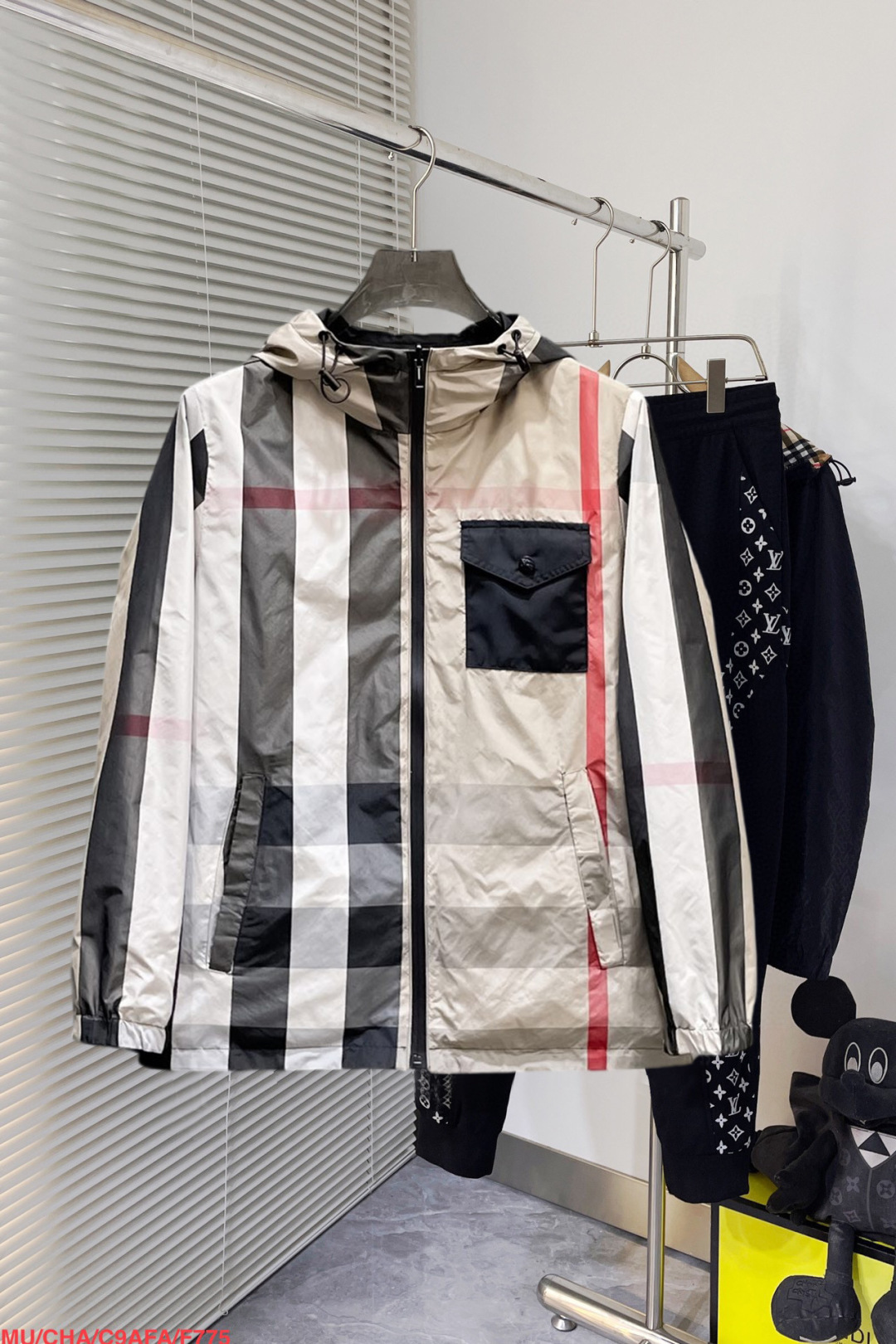 NO:130929,Burberry's official website is the same model, released in advance!  2025 spring new men's jacket, original single three-standard full high-end version!  With hidden hat, customized fabric for counter, high breathability and comfort, impeccable details, brand element design concept, reflecting high quality. The feel is delicate and soft!  It is casually cut, with a great upper body style!  Number of code M~3XL, maximum wear 200 kilograms, place an order to report height and weight, burberry, jackets & coats, jackets & coats, hats, alexander wang19860909巴宝莉 官网同款,提前发售！2025春季新款男士夹克外套,原单三标齐全高端版本！带隐藏帽,专柜定制面料 透气舒适度高,细节无可挑剔,品牌元素设计理念,体现高品质.手感细腻柔软！呈现休闲裁剪,上身版型超赞！码数M～3XL,最大穿200斤,下单报身高体重,,burberry,jackets & coats,jackets & coats,hats,alexander wang,Men's clothing