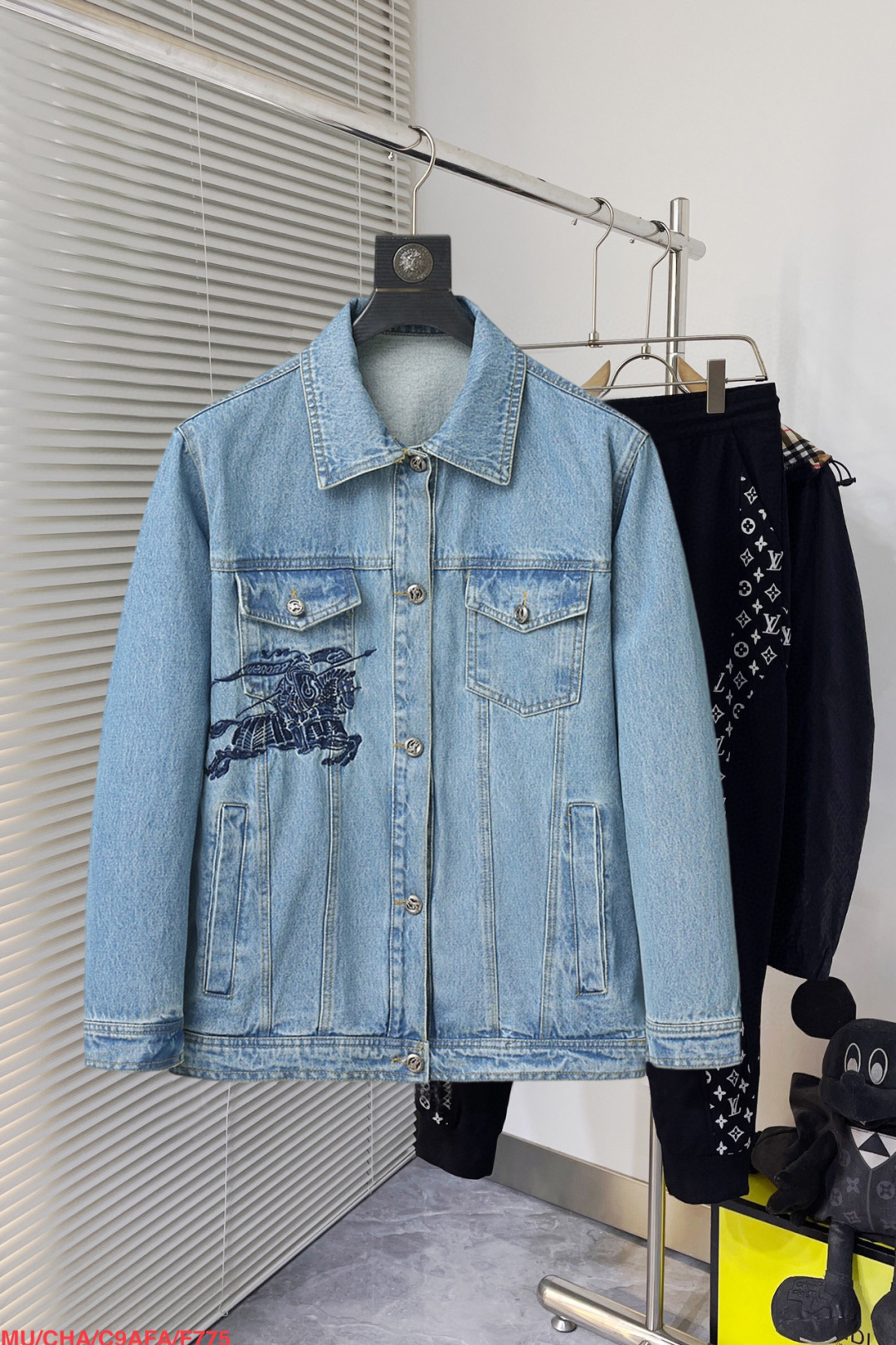 NO:130932,Burberry's official website is the same model, released in advance!  2025 spring new men's jacket denim jacket, original single three-standard full high-end version!  With hidden hat, customized fabric for counter, high breathability and comfort, impeccable details, brand element design concept, reflecting high quality. The feel is delicate and soft!  It is casually cut, with a great upper body style!  Number of code M~3XL, maximum wear 200 kilograms, place an order to report height and weight, burberry, jackets & coats, jackets & coats, hats, alexander wang19860909巴宝莉 官网同款,提前发售！2025春季新款男士夹克牛仔外套,原单三标齐全高端版本！带隐藏帽,专柜定制面料 透气舒适度高,细节无可挑剔,品牌元素设计理念,体现高品质.手感细腻柔软！呈现休闲裁剪,上身版型超赞！码数M～3XL,最大穿200斤,下单报身高体重,,burberry,jackets & coats,jackets & coats,hats,alexander wang,Men's clothing