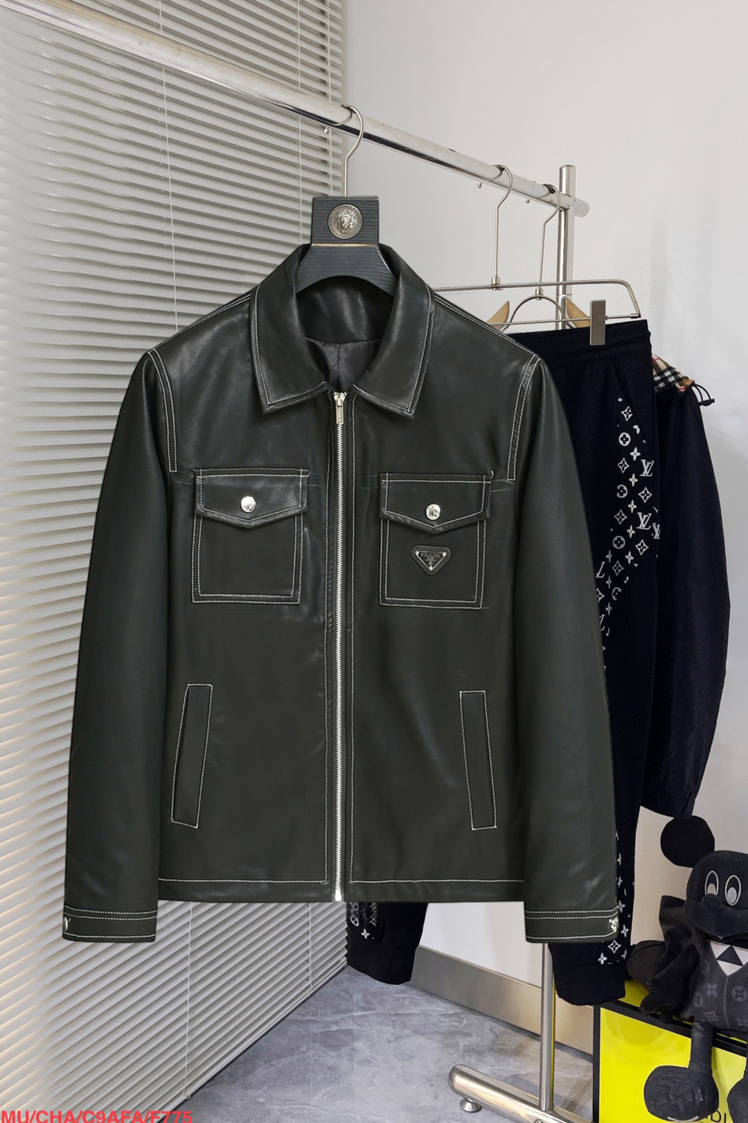 NO:130935,Prada's same model on the official website, released in advance!  2025 spring new men's jacket, original single three-standard full high-end version!  With hidden hat, customized fabric for counter, high breathability and comfort, impeccable details, brand element design concept, reflecting high quality. The feel is delicate and soft!  It is casually cut, with a great upper body style!  Number of code M~3XL, maximum wear 200 kilograms, place an order to report height and weight, prada, jackets & coats, jackets & coats, hats, alexander wang19860909普拉达 官网同款,提前发售！2025春季新款男士夹克外套,原单三标齐全高端版本！带隐藏帽,专柜定制面料 透气舒适度高,细节无可挑剔,品牌元素设计理念,体现高品质.手感细腻柔软！呈现休闲裁剪,上身版型超赞！码数M～3XL,最大穿200斤,下单报身高体重,,prada,jackets & coats,jackets & coats,hats,alexander wang,Men's clothing