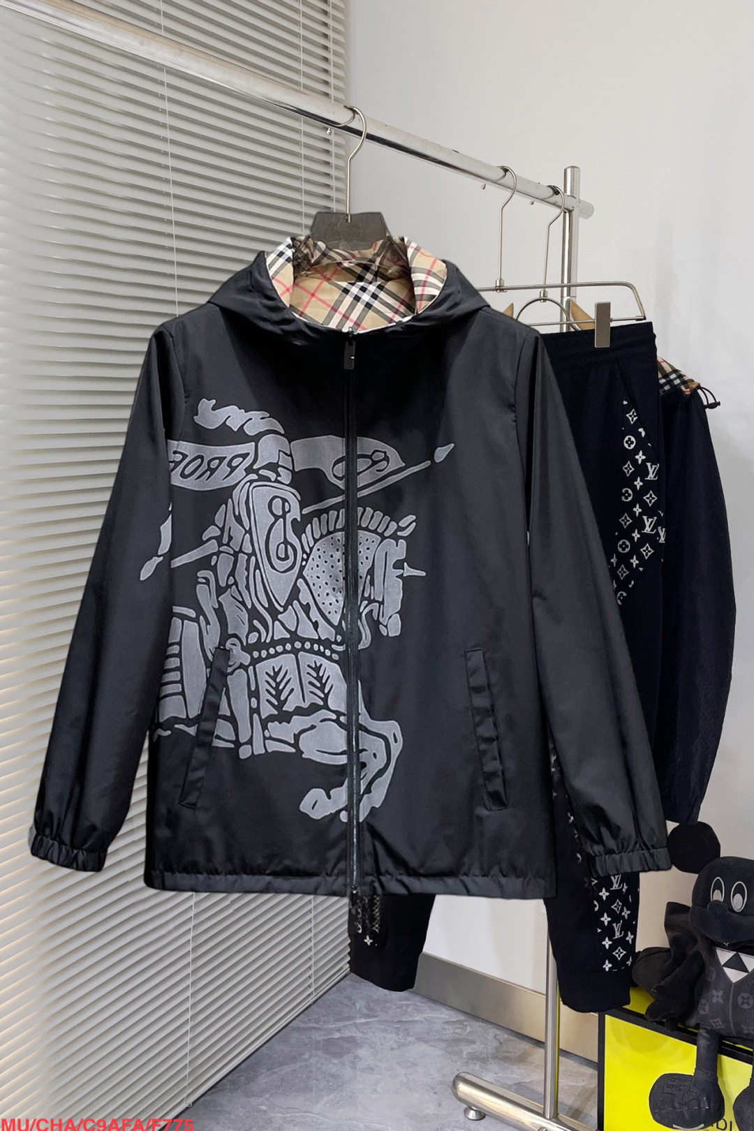 NO:130931,Burberry's official website is the same model, released in advance!  2025 spring new men's jacket, original single three-standard full high-end version!  With hidden hat, customized fabric for counter, high breathability and comfort, impeccable details, brand element design concept, reflecting high quality. The feel is delicate and soft!  It is casually cut, with a great upper body style!  Number of code M~3XL, maximum wear 200 kilograms, place an order to report height and weight, burberry, jackets & coats, jackets & coats, hats, alexander wang19860909巴宝莉 官网同款,提前发售！2025春季新款男士夹克外套,原单三标齐全高端版本！带隐藏帽,专柜定制面料 透气舒适度高,细节无可挑剔,品牌元素设计理念,体现高品质.手感细腻柔软！呈现休闲裁剪,上身版型超赞！码数M～3XL,最大穿200斤,下单报身高体重,,burberry,jackets & coats,jackets & coats,hats,alexander wang,Men's clothing