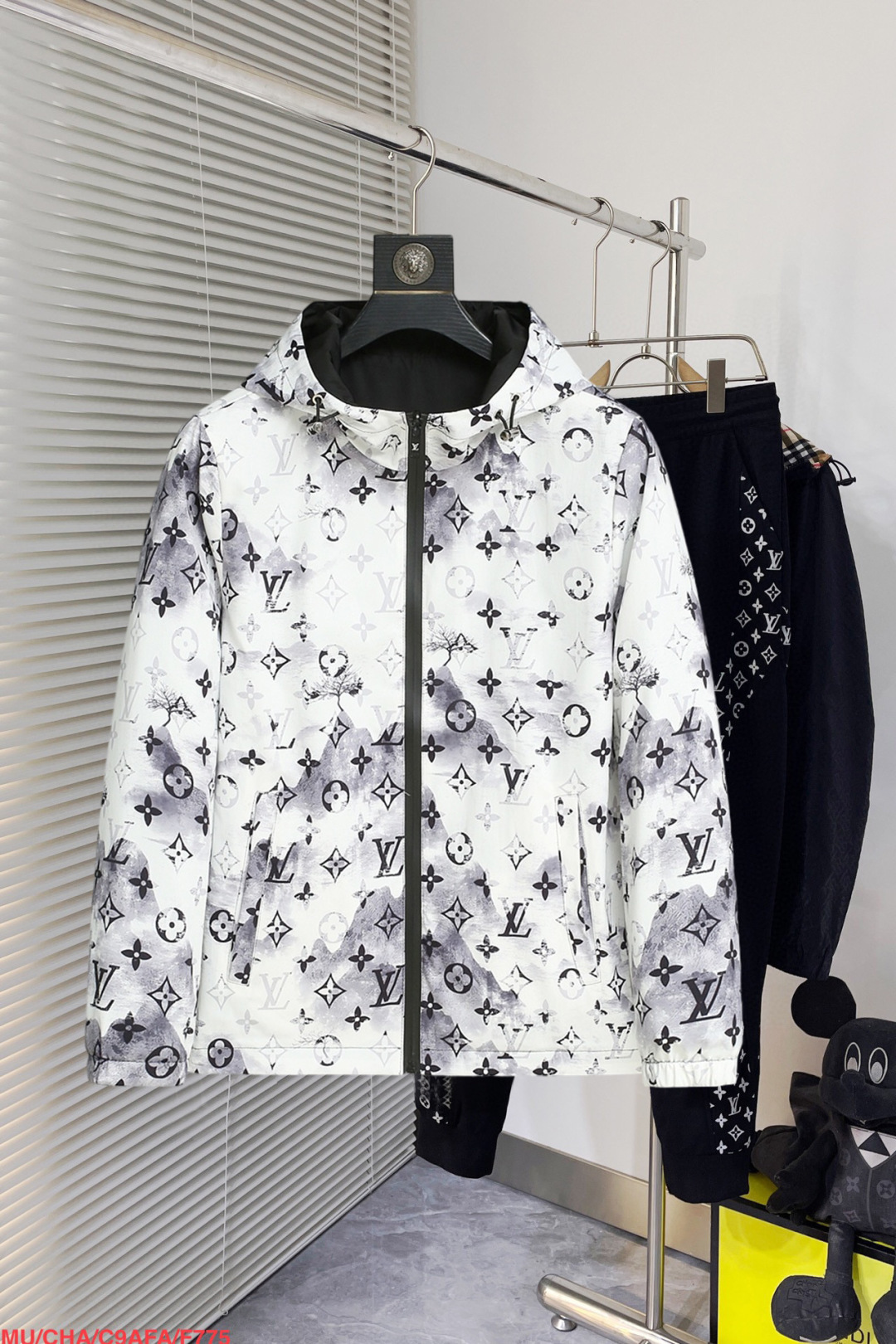 NO:130934,The same model on the official website of Louis Vuitton LV, released in advance!  2025 spring new men's jacket, original single three-standard full high-end version!  With hidden hat, customized fabric for counter, high breathability and comfort, impeccable details, brand element design concept, reflecting high quality. The feel is delicate and soft!  It is casually cut, with a great upper body style!  Number of code M~3XL, maximum wear 200 kilograms, place an order to report height and weight, louis vuitton,louis vuitton,jackets & coats,jackets & coats,hats,alexander wang19860909路易威登LV 官网同款,提前发售！2025春季新款男士夹克外套,原单三标齐全高端版本！带隐藏帽,专柜定制面料 透气舒适度高,细节无可挑剔,品牌元素设计理念,体现高品质.手感细腻柔软！呈现休闲裁剪,上身版型超赞！码数M～3XL,最大穿200斤,下单报身高体重,,louis vuitton,louis vuitton,jackets & coats,jackets & coats,hats,alexander wang,Men's clothing