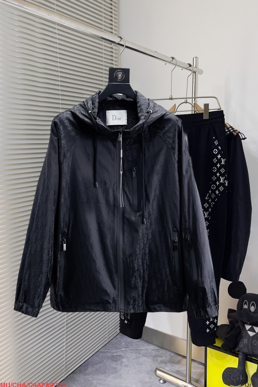 NO:130937,Dior's official website is the same model, released in advance!  2025 spring new men's jacket, original single three-standard full high-end version!  With hidden hat, customized fabric for counter, high breathability and comfort, impeccable details, brand element design concept, reflecting high quality. The feel is delicate and soft!  It is casually cut, with a great upper body style!  Number of code M~3XL, maximum wear 200 kilograms, place an order to report height and weight, dior, jackets & coats, jackets & coats, hats, alexander wang19860909迪奥 官网同款,提前发售！2025春季新款男士夹克外套,原单三标齐全高端版本！带隐藏帽,专柜定制面料 透气舒适度高,细节无可挑剔,品牌元素设计理念,体现高品质.手感细腻柔软！呈现休闲裁剪,上身版型超赞！码数M～3XL,最大穿200斤,下单报身高体重,,dior,jackets & coats,jackets & coats,hats,alexander wang,Men's clothing