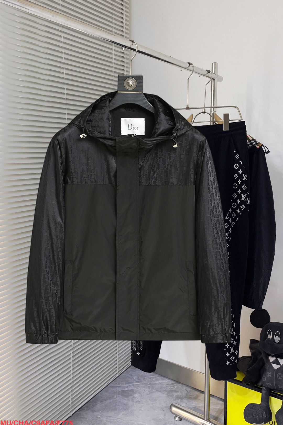 NO:130942,Dior's official website is the same model, released in advance!  2025 spring new men's jacket, original single three-standard full high-end version!  With hidden hat, customized fabric for counter, high breathability and comfort, impeccable details, brand element design concept, reflecting high quality. The feel is delicate and soft!  It is casually cut, with a great upper body style!  Number of code M~3XL, maximum wear 200 kilograms, place an order to report height and weight, dior, jackets & coats, jackets & coats, hats, alexander wang19860909迪奥 官网同款,提前发售！2025春季新款男士夹克外套,原单三标齐全高端版本！带隐藏帽,专柜定制面料 透气舒适度高,细节无可挑剔,品牌元素设计理念,体现高品质.手感细腻柔软！呈现休闲裁剪,上身版型超赞！码数M～3XL,最大穿200斤,下单报身高体重,,dior,jackets & coats,jackets & coats,hats,alexander wang,Men's clothing