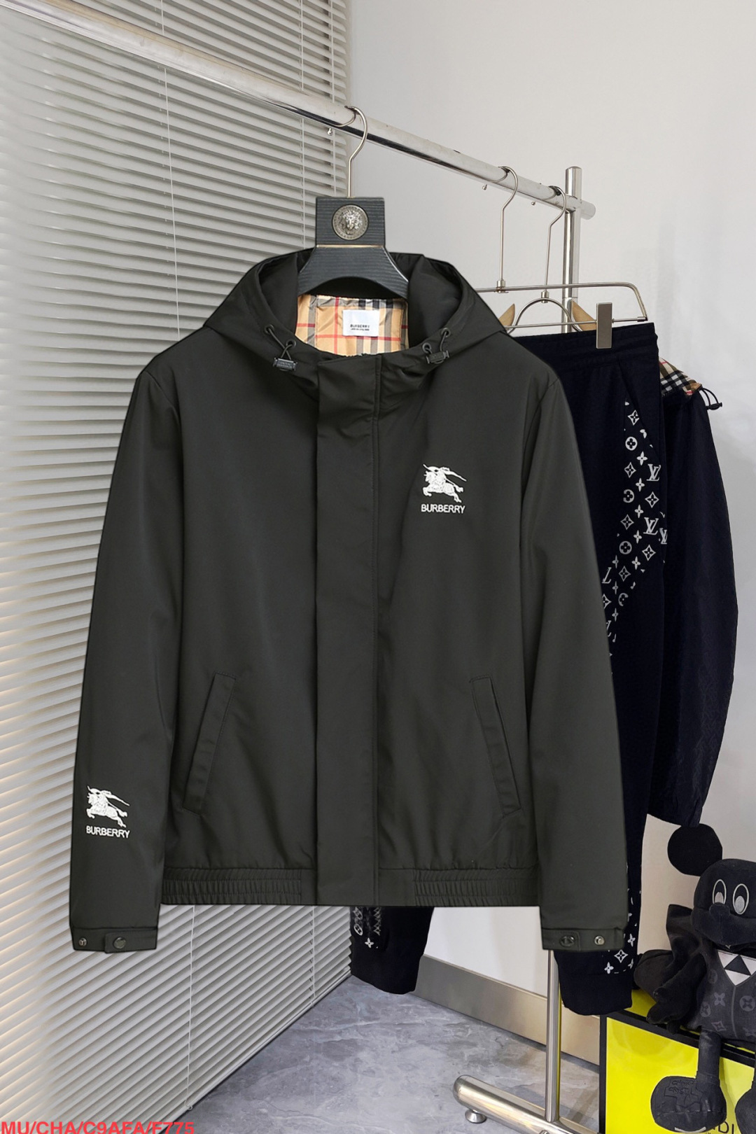 NO:130950,Burberry's official website is the same model, released in advance!  2025 spring new men's jacket, original single three-standard full high-end version!  With hidden hat, customized fabric for counter, high breathability and comfort, impeccable details, brand element design concept, reflecting high quality. The feel is delicate and soft!  It is casually cut, with a great upper body style!  Number of code M~3XL, maximum wear 200 kilograms, place an order to report height and weight, burberry, jackets & coats, jackets & coats, hats, alexander wang19860909巴宝莉 官网同款,提前发售！2025春季新款男士夹克外套,原单三标齐全高端版本！带隐藏帽,专柜定制面料 透气舒适度高,细节无可挑剔,品牌元素设计理念,体现高品质.手感细腻柔软！呈现休闲裁剪,上身版型超赞！码数M～3XL,最大穿200斤,下单报身高体重,,burberry,jackets & coats,jackets & coats,hats,alexander wang,Men's clothing