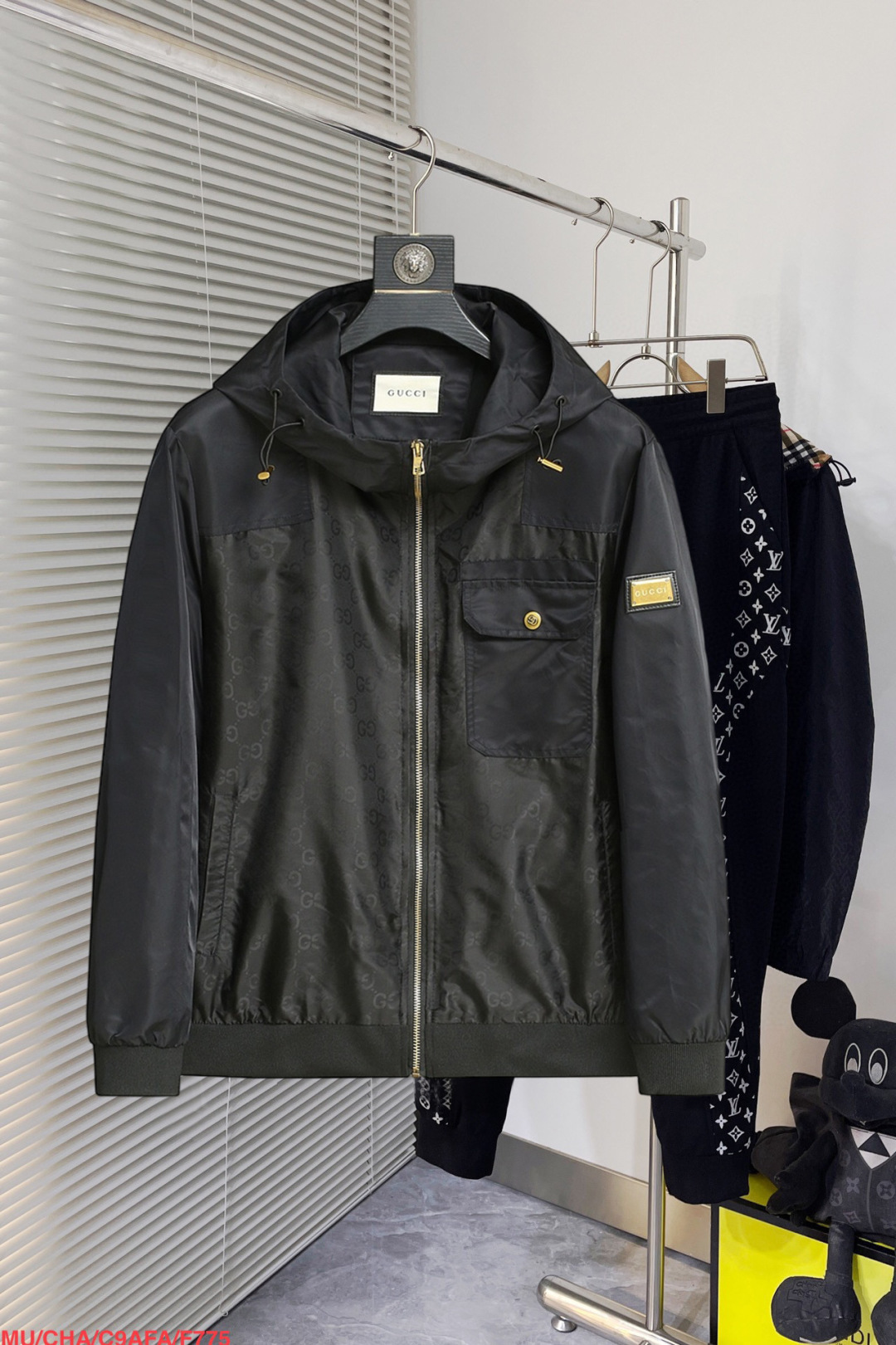 NO:130945,Gucci's official website is the same model, released in advance!  2025 spring new men's jacket, original single three-standard full high-end version!  With hidden hat, customized fabric for counter, high breathability and comfort, impeccable details, brand element design concept, reflecting high quality. The feel is delicate and soft!  It is casually cut, with a great upper body style!  Number of code M~3XL, maximum wear 200 kilograms, place an order to report height and weight, gucci, jackets & coats, jackets & coats, hats, alexander wang19860909古驰 官网同款,提前发售！2025春季新款男士夹克外套,原单三标齐全高端版本！带隐藏帽,专柜定制面料 透气舒适度高,细节无可挑剔,品牌元素设计理念,体现高品质.手感细腻柔软！呈现休闲裁剪,上身版型超赞！码数M～3XL,最大穿200斤,下单报身高体重,,gucci,jackets & coats,jackets & coats,hats,alexander wang,Men's clothing