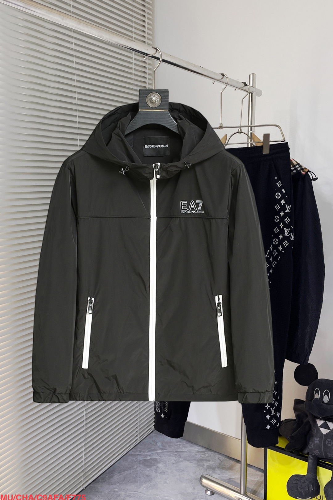 NO:130952,Armani's same model on the official website, released in advance!  2025 spring new men's jacket, original single three-standard full high-end version!  With hidden hat, customized fabric for counter, high breathability and comfort, impeccable details, brand element design concept, reflecting high quality. The feel is delicate and soft!  It is casually cut, with a great upper body style!  Number of code M~3XL, maximum wear 200 kilograms, place an order to report height and weight, Armani, jackets & coats, jackets & coats, hats, alexander wang19860909阿玛尼 官网同款,提前发售！2025春季新款男士夹克外套,原单三标齐全高端版本！带隐藏帽,专柜定制面料 透气舒适度高,细节无可挑剔,品牌元素设计理念,体现高品质.手感细腻柔软！呈现休闲裁剪,上身版型超赞！码数M～3XL,最大穿200斤,下单报身高体重,,armani,jackets & coats,jackets & coats,hats,alexander wang,Men's clothing