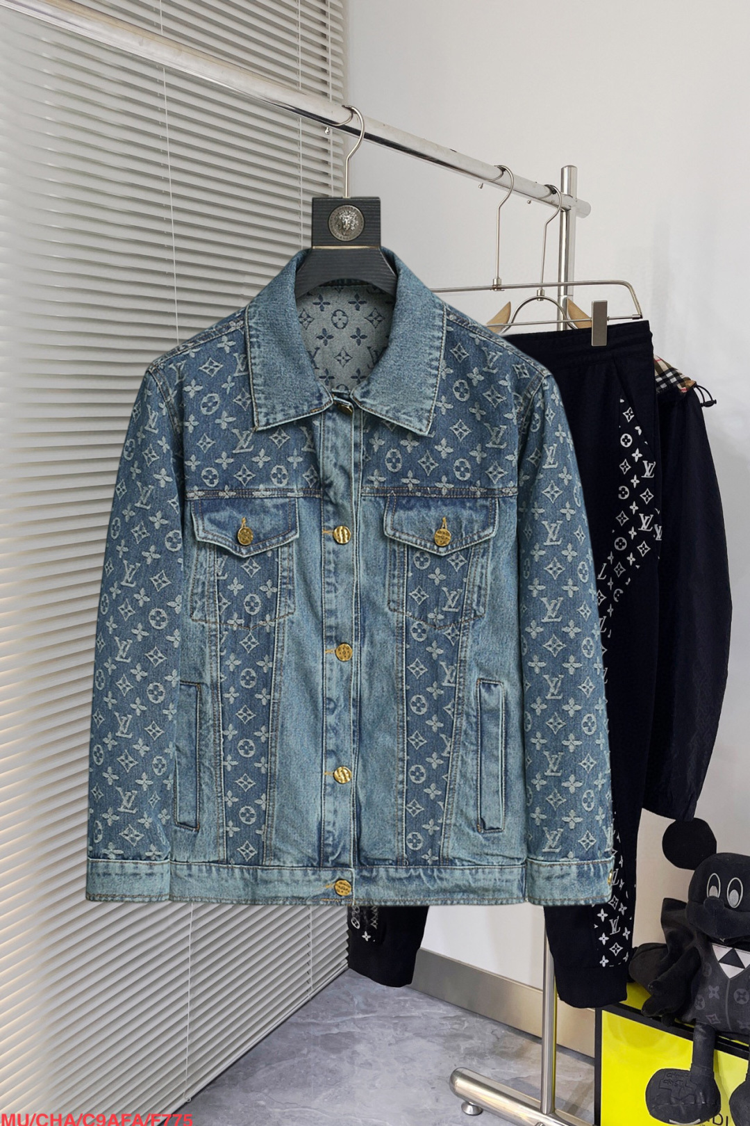 NO:130943,The same model on the official website of Louis Vuitton LV, released in advance!  2025 spring new men's denim jacket, original single three-standard full high-end version!  With hidden hat, customized fabric for counter, high breathability and comfort, impeccable details, brand element design concept, reflecting high quality. The feel is delicate and soft!  It is casually cut, with a great upper body style!  Number of code M~3XL, maximum wear 200 kilograms, place an order to report height and weight, louis vuitton,louis vuitton,jackets & coats,jackets & coats,hats,alexander wang19860909路易威登LV 官网同款,提前发售！2025春季新款男士牛仔夹克外套,原单三标齐全高端版本！带隐藏帽,专柜定制面料 透气舒适度高,细节无可挑剔,品牌元素设计理念,体现高品质.手感细腻柔软！呈现休闲裁剪,上身版型超赞！码数M～3XL,最大穿200斤,下单报身高体重,,louis vuitton,louis vuitton,jackets & coats,jackets & coats,hats,alexander wang,Men's clothing