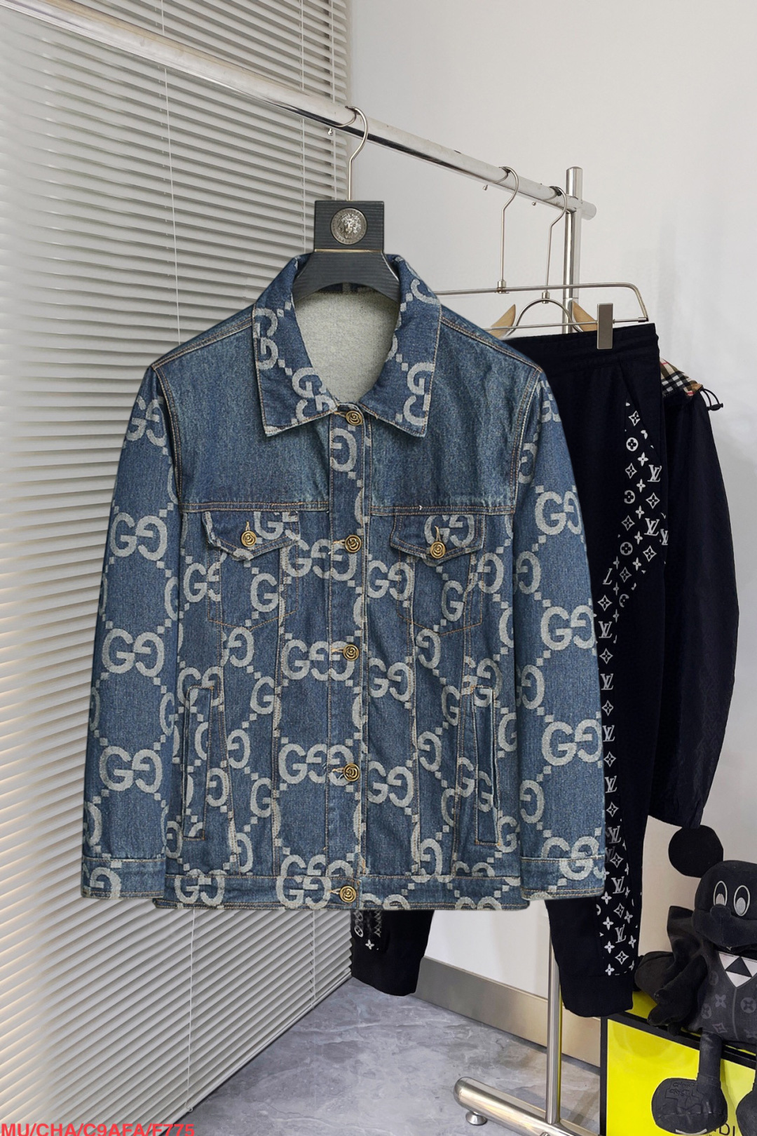 NO:130928,Gucci's official website is the same model, released in advance!  2025 spring new men's jacket denim jacket, original single three-standard full high-end version!  With hidden hat, customized fabric for counter, high breathability and comfort, impeccable details, brand element design concept, reflecting high quality. The feel is delicate and soft!  It is casually cut, with a great upper body style!  Number of code M~3XL, maximum wear 200 kilograms, place an order to report height and weight, gucci, jackets & coats, jackets & coats, hats, alexander wang19860909古驰 官网同款,提前发售！2025春季新款男士夹克牛仔外套,原单三标齐全高端版本！带隐藏帽,专柜定制面料 透气舒适度高,细节无可挑剔,品牌元素设计理念,体现高品质.手感细腻柔软！呈现休闲裁剪,上身版型超赞！码数M～3XL,最大穿200斤,下单报身高体重,,gucci,jackets & coats,jackets & coats,hats,alexander wang,Men's clothing