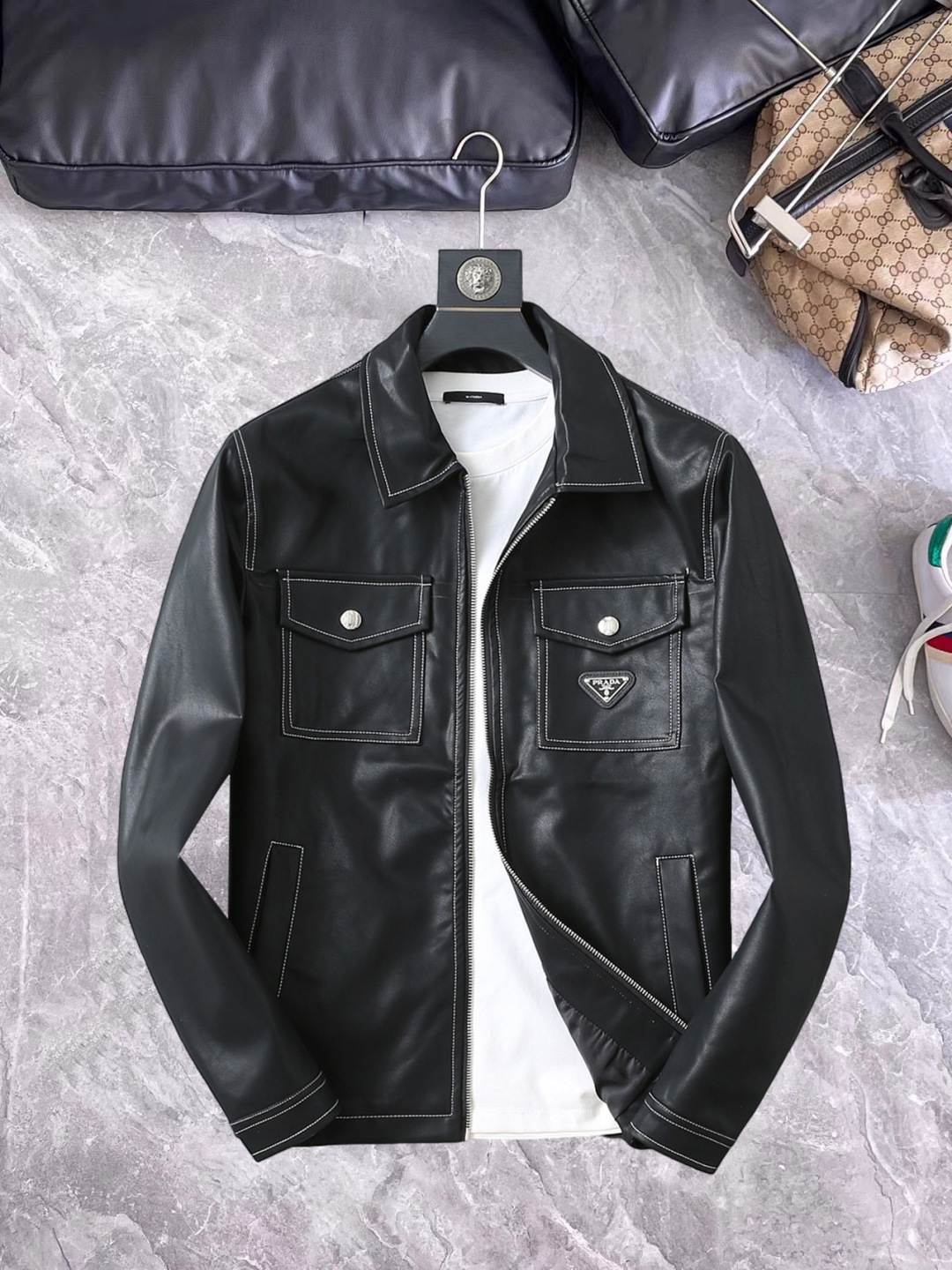 P350 Prada 2026 primavera y otoño popular contra nueva chaqueta de moda casual, estilo de diseño de cuero ultravanguard…