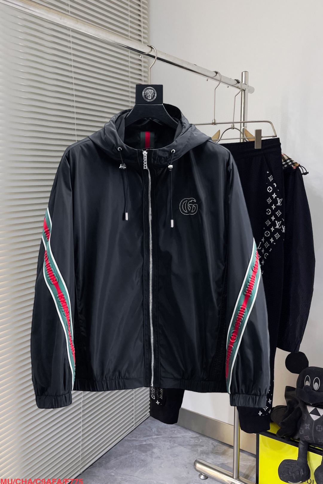 NO:130961,Gucci's official website is the same model, released in advance!  2025 spring new men's jacket, original single three-standard full high-end version!  With hidden hat, customized fabric for counter, high breathability and comfort, impeccable details, brand element design concept, reflecting high quality. The feel is delicate and soft!  It is casually cut, with a great upper body style!  Number of code M~3XL, maximum wear 200 kilograms, place an order to report height and weight, gucci, jackets & coats, jackets & coats, hats, alexander wang19860909古驰 官网同款,提前发售！2025春季新款男士夹克外套,原单三标齐全高端版本！带隐藏帽,专柜定制面料 透气舒适度高,细节无可挑剔,品牌元素设计理念,体现高品质.手感细腻柔软！呈现休闲裁剪,上身版型超赞！码数M～3XL,最大穿200斤,下单报身高体重,,gucci,jackets & coats,jackets & coats,hats,alexander wang,Men's clothing