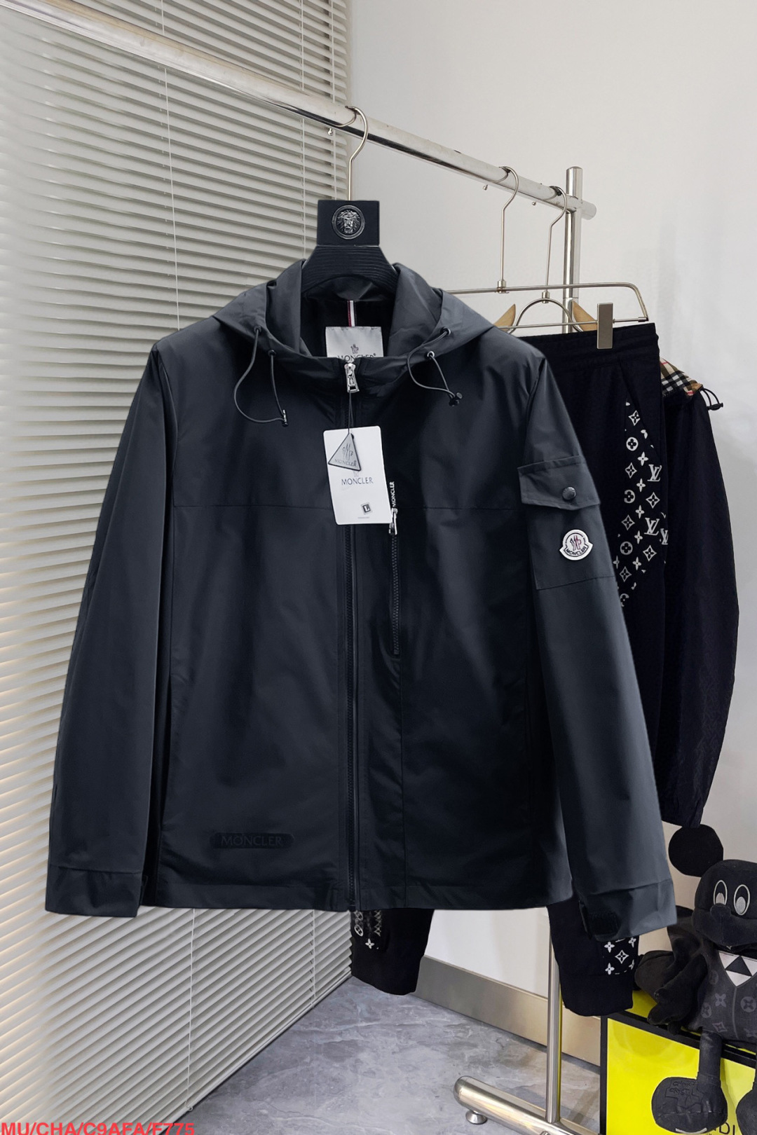 NO:130953,The same style on the official website, released in advance!  2025 spring new men's jacket, original single three-standard full high-end version!  With hidden hat, customized fabric for counter, high breathability and comfort, impeccable details, brand element design concept, reflecting high quality. The feel is delicate and soft!  It is casually cut, with a great upper body style!  Number of code M~3XL, maximum wear 200 kilograms, place an order to report height and weight, Moncler, jackets & coats, jackets & coats, hats, alexander wang19860909蒙口 官网同款,提前发售！2025春季新款男士夹克外套,原单三标齐全高端版本！带隐藏帽,专柜定制面料 透气舒适度高,细节无可挑剔,品牌元素设计理念,体现高品质.手感细腻柔软！呈现休闲裁剪,上身版型超赞！码数M～3XL,最大穿200斤,下单报身高体重,,Moncler,jackets & coats,jackets & coats,hats,alexander wang,Men's clothing