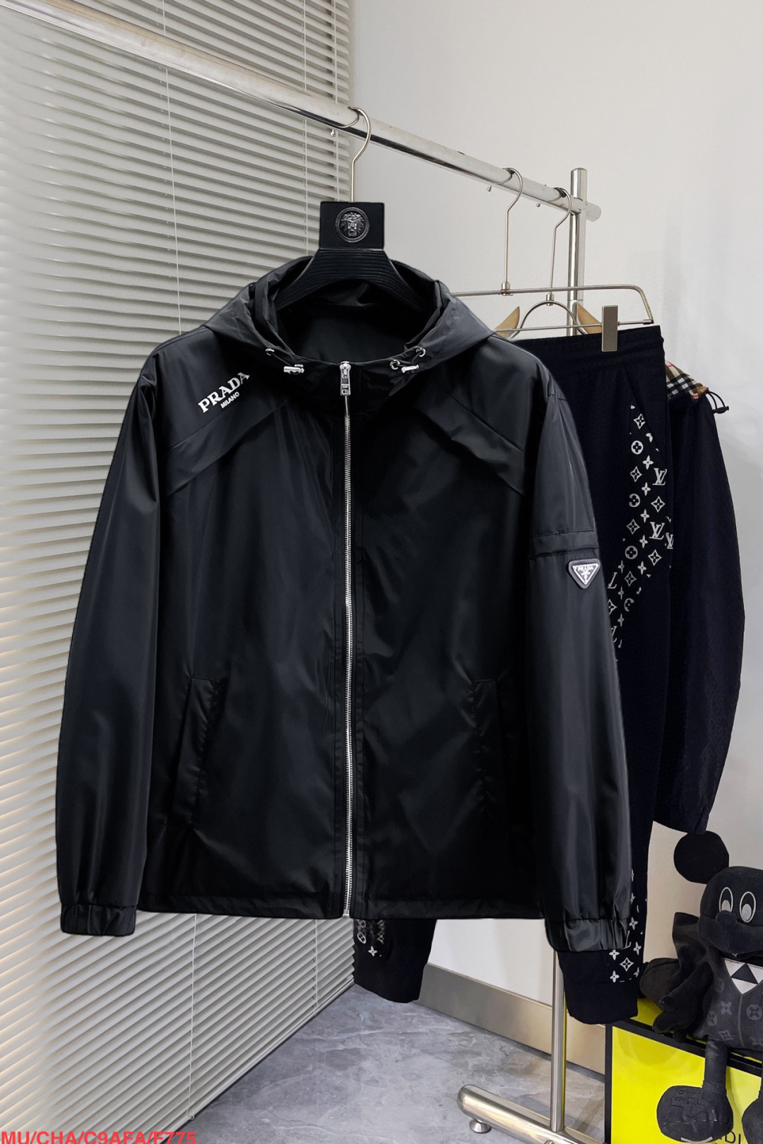 NO:130955,Prada's same model on the official website, released in advance!  2025 spring new men's jacket, original single three-standard full high-end version!  With hidden hat, customized fabric for counter, high breathability and comfort, impeccable details, brand element design concept, reflecting high quality. The feel is delicate and soft!  It is casually cut, with a great upper body style!  Number of code M~3XL, maximum wear 200 kilograms, place an order to report height and weight, prada, jackets & coats, jackets & coats, hats, alexander wang19860909普拉达 官网同款,提前发售！2025春季新款男士夹克外套,原单三标齐全高端版本！带隐藏帽,专柜定制面料 透气舒适度高,细节无可挑剔,品牌元素设计理念,体现高品质.手感细腻柔软！呈现休闲裁剪,上身版型超赞！码数M～3XL,最大穿200斤,下单报身高体重,,prada,jackets & coats,jackets & coats,hats,alexander wang,Men's clothing