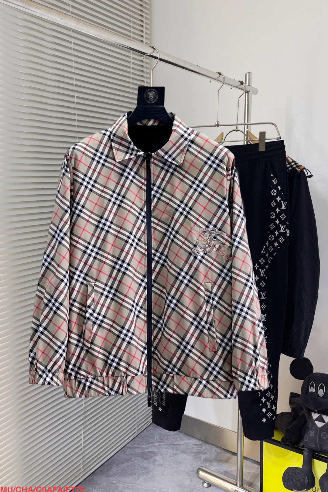 NO:130954,Burberry's official website is the same model, released in advance!  2025 spring new men's jacket, original single three-standard full high-end version!  With hidden hat, customized fabric for counter, high breathability and comfort, impeccable details, brand element design concept, reflecting high quality. The feel is delicate and soft!  It is casually cut, with a great upper body style!  Number of code M~3XL, maximum wear 200 kilograms, place an order to report height and weight, burberry, jackets & coats, jackets & coats, hats, alexander wang19860909巴宝莉 官网同款,提前发售！2025春季新款男士夹克外套,原单三标齐全高端版本！带隐藏帽,专柜定制面料 透气舒适度高,细节无可挑剔,品牌元素设计理念,体现高品质.手感细腻柔软！呈现休闲裁剪,上身版型超赞！码数M～3XL,最大穿200斤,下单报身高体重,,burberry,jackets & coats,jackets & coats,hats,alexander wang,Men's clothing