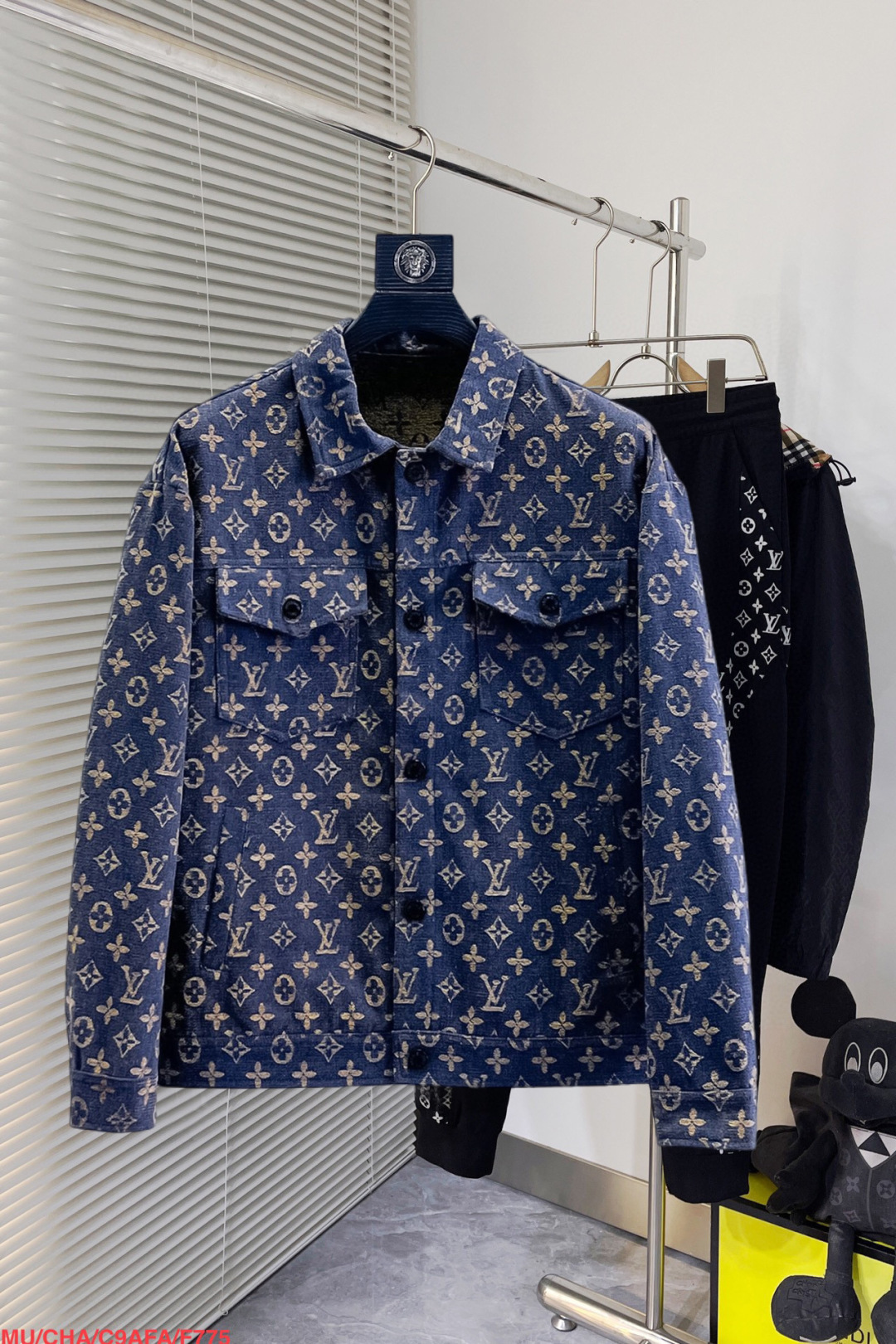 NO:130957,The same model on the official website of Louis Vuitton LV, released in advance!  2025 spring new men's jacket, original single three-standard full high-end version!  With hidden hat, customized fabric for counter, high breathability and comfort, impeccable details, brand element design concept, reflecting high quality. The feel is delicate and soft!  It is casually cut, with a great upper body style!  Number of code M~3XL, maximum wear 200 kilograms, place an order to report height and weight, louis vuitton,louis vuitton,jackets & coats,jackets & coats,hats,alexander wang19860909路易威登LV 官网同款,提前发售！2025春季新款男士夹克外套,原单三标齐全高端版本！带隐藏帽,专柜定制面料 透气舒适度高,细节无可挑剔,品牌元素设计理念,体现高品质.手感细腻柔软！呈现休闲裁剪,上身版型超赞！码数M～3XL,最大穿200斤,下单报身高体重,,louis vuitton,louis vuitton,jackets & coats,jackets & coats,hats,alexander wang,Men's clothing